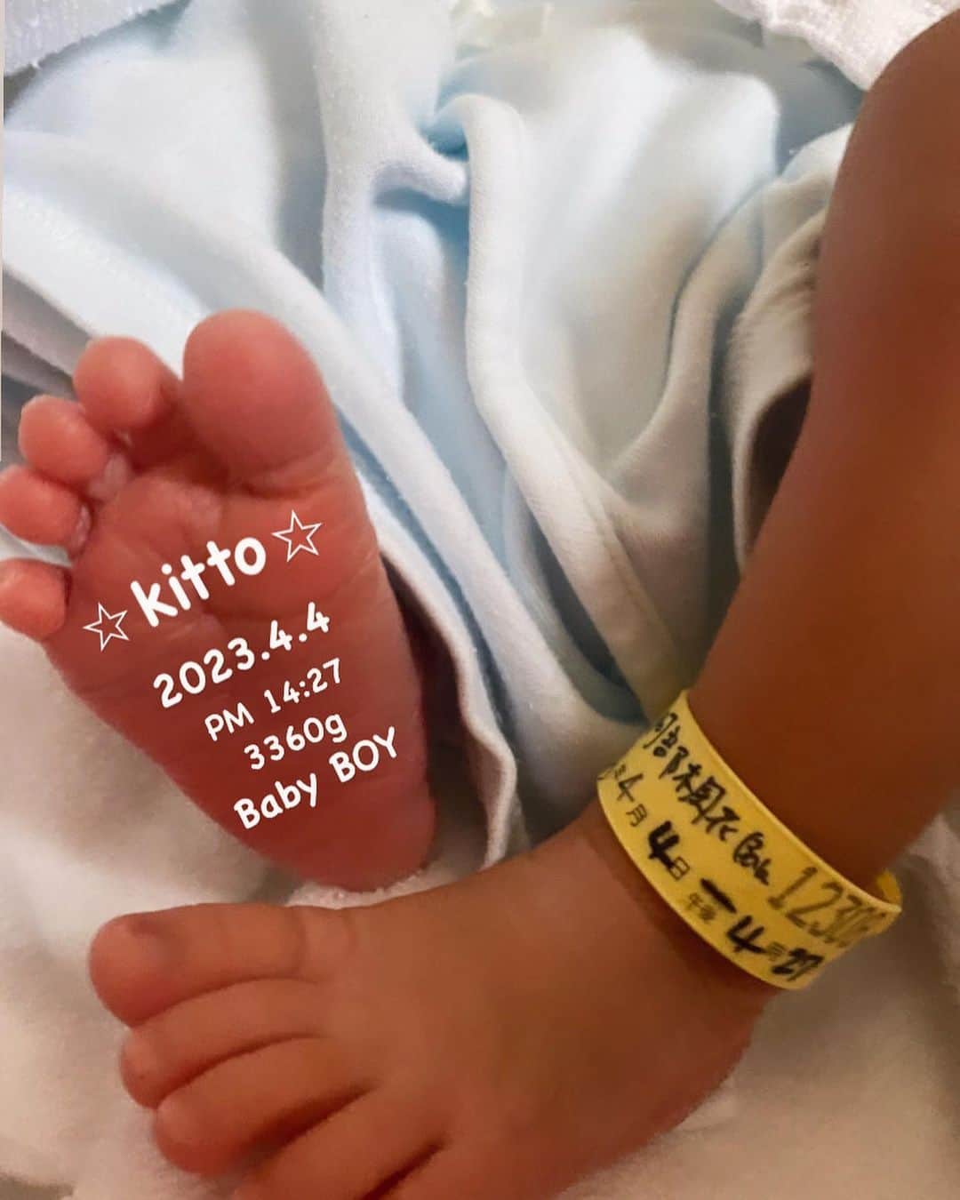 CHOCOのインスタグラム：「5年4月4日 小林喜翔（こばしきっと）くん🚹  3360gのムチムチベイビー👶🏾  陣痛待ちだねってずっと言われてて、3月かな4月かなっていつ生まれるんだろう？もうそろ来るかなとかみんなで話ししてたけど、4月生まれままと一緒だったね🥹💕 1日に茶色いおしるし来て、2日に赤いしおしるし来て、3日の夕方頃何かジーン。ジーンってするなって思ってだけど前陣痛なのか、陣痛なのか全然分かんなくて、段々痛さ悪化して来て横になっても、立ってても、座ってても痛くて全然寝れない中朝方になって更に痛さ倍になってきて病院の人に連絡したら五分刻みになったらもっかい電話してきてねって言われて2時間後ぐらいに４分、3分になってきてこれやばいなと思って電話したらすぐ来てくださいって言われて、着いたらもう8センチも開いてて、4時間半ぐらいで生まれて来てくれたの🥹 ひむろも仕事途中で抜けて急いで来てくれて、頑張れふかって何回も何回も言ってくれて、沢山手も握ってくれて、背中とお尻もずっと摩ってくれて、うちわでずっと仰いでくれてトイレしたいのにトイレも我慢してくれて一緒に頑張ってくれて本当感謝でしかないよ。有難うね本当に🥹👍 きっとくん。ままとパパの所に選んで来てくれて本当に有り難う。頑張って生まれて来てくれて本当に有難う🥲元気に生まれて来てくれて有難うね。これからままとぱぱ一生懸命きっとくんのために沢山頑張るからね🥲💕  何かこれ書いてたら泣けてくる本当。 実感湧くってゆーか。 何か色んな事あったなって思ったら涙止まらんくなる🥹」