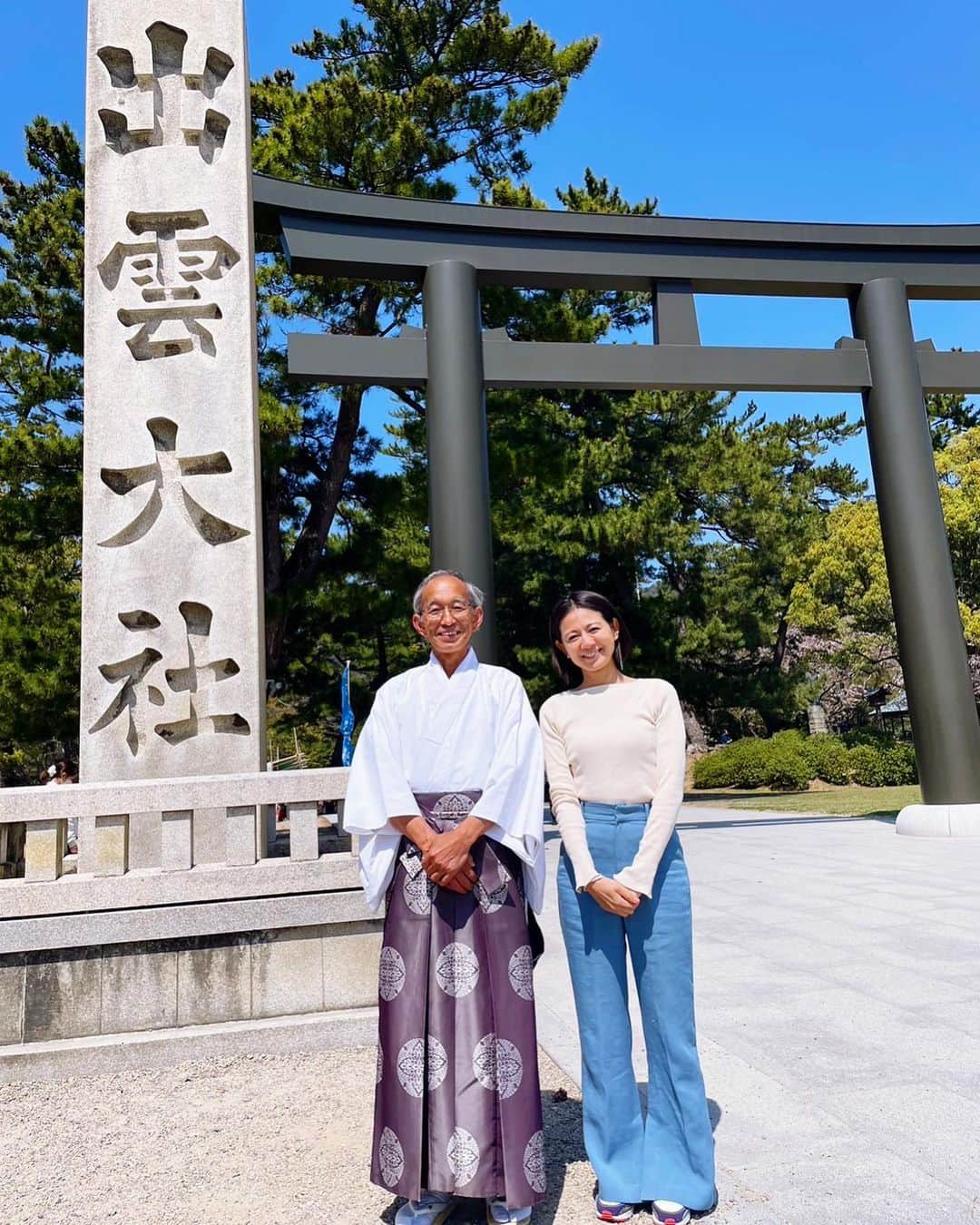 篠原ゆき子さんのインスタグラム写真 - (篠原ゆき子Instagram)「#出雲大社 に行ってきました！ 前回伺ったのは10年前で、「どうかどうか、お仕事や、あれやこれやそれやのご縁がありますように！」と必死にお願いしました！🤣 そしたらその後まさかの#出雲麗音 という役名のお仕事。 今回はとにかく感謝をお伝えしに行きました。  写真は出雲大社の権宮司の千家和比古さんと。 実は千家さんとは親戚なのです。 千家さんも私の役が出雲麗音というミラクル、とても驚いてました。 今回は千家さんに心に残るお話を伺うこともでき、とてもありがたい旅でした。  出雲は桜も素晴らしく、すべての景色に圧倒されました🌸😭」4月5日 16時25分 - yukiko_shinohara_official