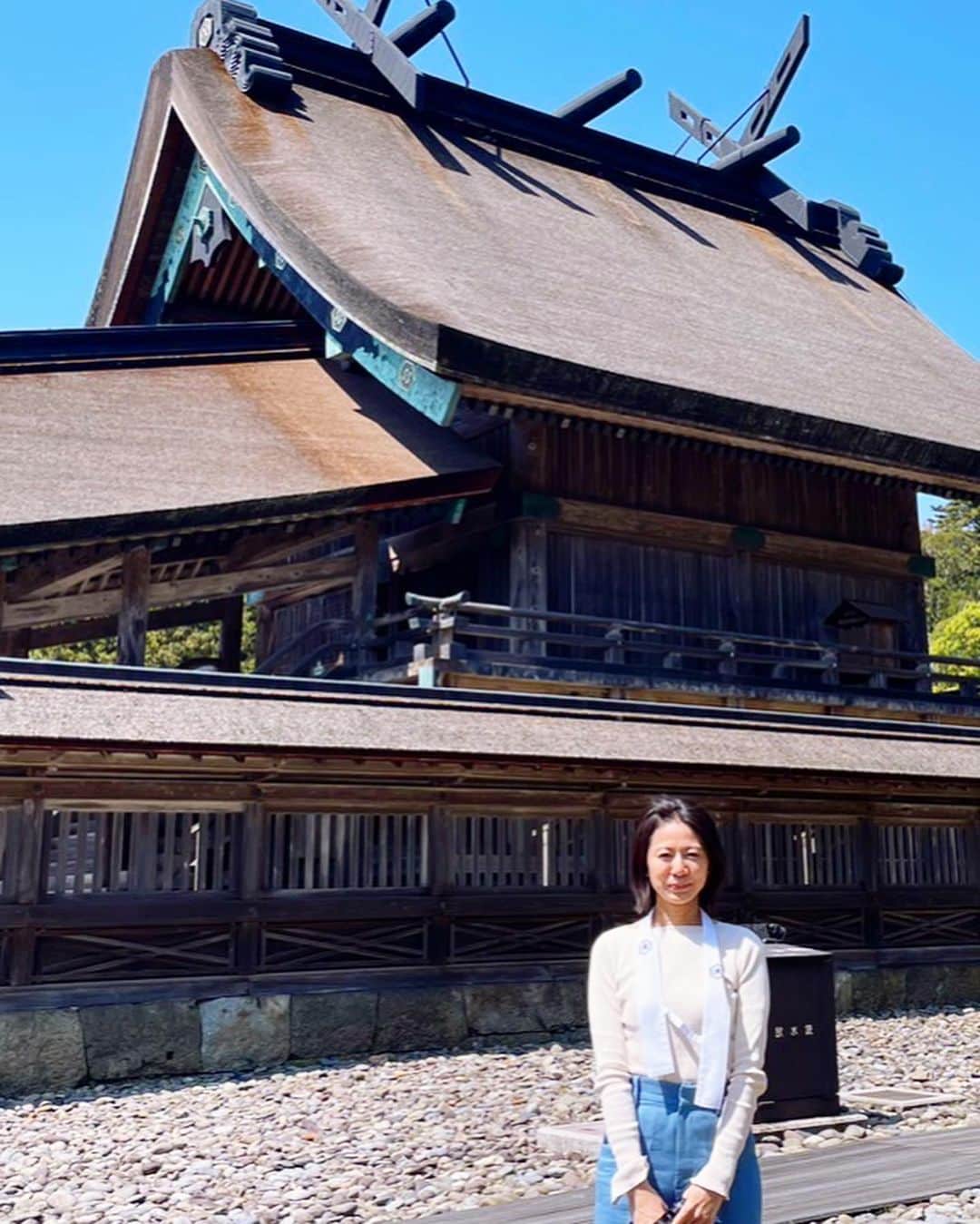 篠原ゆき子さんのインスタグラム写真 - (篠原ゆき子Instagram)「#出雲大社 に行ってきました！ 前回伺ったのは10年前で、「どうかどうか、お仕事や、あれやこれやそれやのご縁がありますように！」と必死にお願いしました！🤣 そしたらその後まさかの#出雲麗音 という役名のお仕事。 今回はとにかく感謝をお伝えしに行きました。  写真は出雲大社の権宮司の千家和比古さんと。 実は千家さんとは親戚なのです。 千家さんも私の役が出雲麗音というミラクル、とても驚いてました。 今回は千家さんに心に残るお話を伺うこともでき、とてもありがたい旅でした。  出雲は桜も素晴らしく、すべての景色に圧倒されました🌸😭」4月5日 16時25分 - yukiko_shinohara_official
