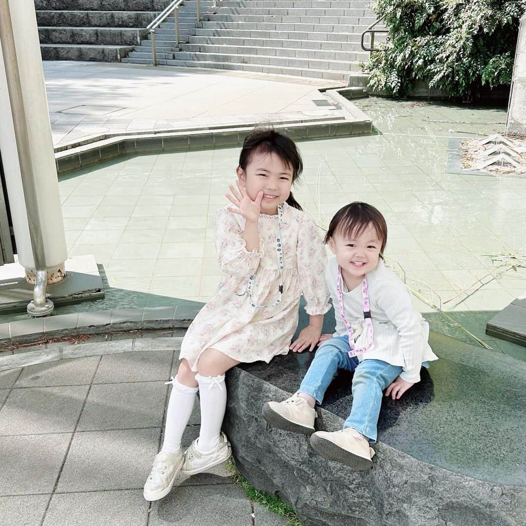 mariomi324のインスタグラム：「姉はスカートしか履いてくれない😂😂😂 夏はショーパンとか履かせたいのになぁ🙄 妹はデニムが似合う😂👌 ✳︎ ✳︎ ✳︎ ✳︎ #子供とお出かけ #春コーデ #5歳 #2歳4ヶ月 #女の子ママ #姉妹ママ #姉妹 #キッズコーデ #キッズファッション #姉妹コーデ #リンクコーデ #今日のコーデ #ootd #outfit #子供服 #韓国子供服  #kidsfashion #kidstagram #instakids #kidsphotography #sisters」