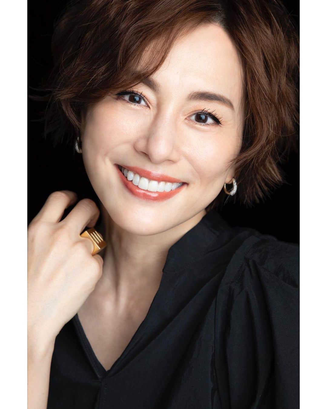 米倉涼子のインスタグラム：「昨日発売の扶桑社「SPA!」で お世話になりました！ デビューの頃から撮っていただいている 渡辺達夫さんに久しぶりに撮って頂きました！ Amazon Originalドラマ 『エンジェルフライト 国際霊柩送還士』は 好評配信中です！ ⁡ ⁡ Thank you Fusosha SPA! – it’s latest issue just came out yesterday.  Been a while since I had photos taken by Mr. Tatsuo Watanabe, we used to work together since my debut! The long-awaited Amazon Original Series Angel Flight is now streaming!  ⁡ @weekly_spa_  #weeklyspa @divkanet #tomwood Styling @kozueonuma.eleven.stylist  H&M @ikue322  ⁡Photographer #渡辺達生」