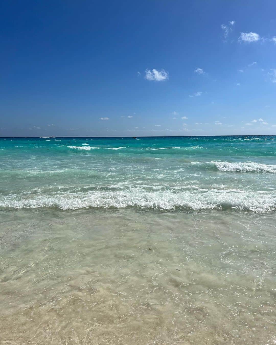 Fabiolla Takinamiさんのインスタグラム写真 - (Fabiolla TakinamiInstagram)「真っ白な砂浜と青い空と透明な海。 何か歌詞にありそうだな😅  ここは、 #メキシコカンクン の海🇲🇽 こんなに綺麗やのに 海は一回しか入ってない😂  ほとんど、プールかセノーテばかりだったな。🏊‍♀️  この前久しぶりに 20度越えしたから 茅ヶ崎の海で#アーシング　👣 全然メキシコと違うけど 地球と繋がって エネルギーチャージしたよ⚡️  #思い出#今」4月5日 16時30分 - fabi_olla