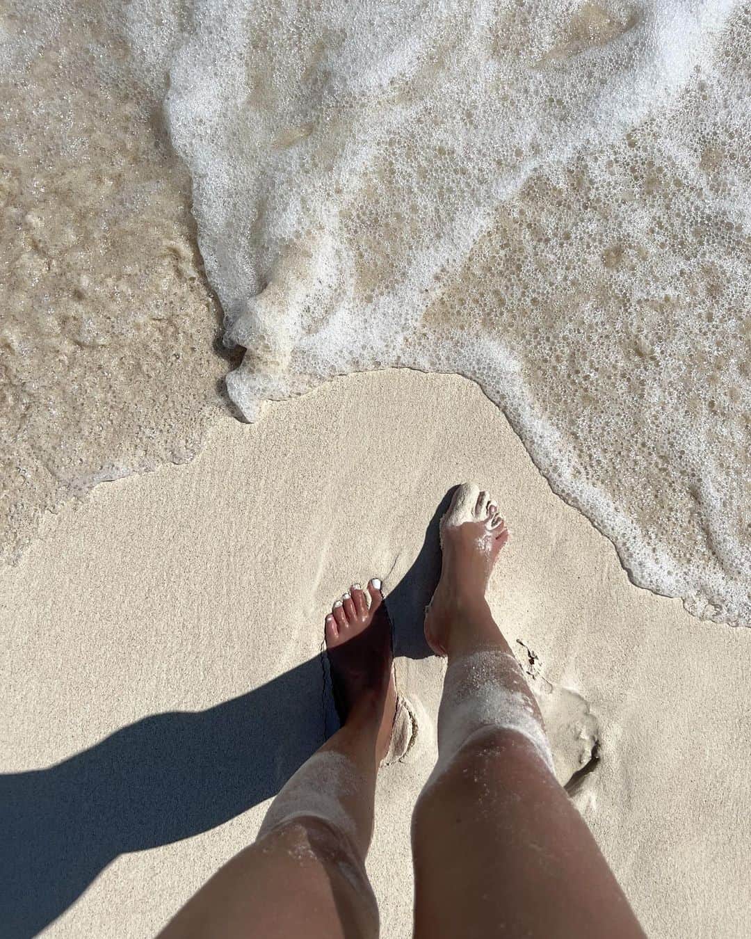 Fabiolla Takinamiのインスタグラム：「真っ白な砂浜と青い空と透明な海。 何か歌詞にありそうだな😅  ここは、 #メキシコカンクン の海🇲🇽 こんなに綺麗やのに 海は一回しか入ってない😂  ほとんど、プールかセノーテばかりだったな。🏊‍♀️  この前久しぶりに 20度越えしたから 茅ヶ崎の海で#アーシング　👣 全然メキシコと違うけど 地球と繋がって エネルギーチャージしたよ⚡️  #思い出#今」