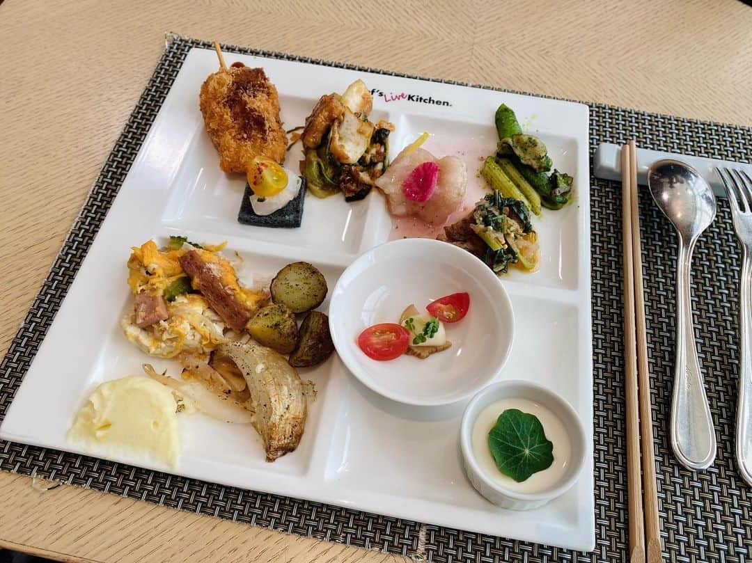 南雲穂波さんのインスタグラム写真 - (南雲穂波Instagram)「ご当地グルメビュッフェ🍽 先週の#ドデスカ！#コレクル では春爛漫ホテルビュッフェについてお伝えしました👉✨  二店目は… ストリングスホテル名古屋 「春爛漫！全国ご当地グルメブッフェ」開催中！ ホテルシェフがアレンジした18道府県の名物を食べれば、全国をグルメ旅行している気分になれちゃいます. 揚げたての天ぷらやひつまぶしまで食べ放題！  🍞烏賊と明太子のスモーブロー 福岡県の名物、明太子を使ったオープンサンド. カリッと焼かれた竹炭パンにイカやトマトも合わせた、一口サイズのおしゃれな一品.  🥧サーモンと鶏団子の石狩鍋仕立て 麹味噌香るパイ包みスープ 1人に1つだけのスペシャルメニュー！ 北海道の石狩鍋をパイ包みにアレンジしていて、脂がのった鮭がごろっと入っています. まろやかな麹味噌スープに具材の甘みが溶け出していて、不思議と鍋を食べているみたい♩  ゴーヤチャンプルーや紅芋タルトもおすすめです！ 新じゃが、新玉ねぎも甘くて美味しかった♡  #ストリングスホテル名古屋 #メーテレアナウンサー #南雲穂波 #なぐもぐもぐ」4月5日 16時31分 - honami_nagumo_nbn