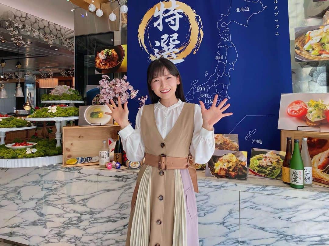 のインスタグラム：「ご当地グルメビュッフェ🍽 先週の#ドデスカ！#コレクル では春爛漫ホテルビュッフェについてお伝えしました👉✨  二店目は… ストリングスホテル名古屋 「春爛漫！全国ご当地グルメブッフェ」開催中！ ホテルシェフがアレンジした18道府県の名物を食べれば、全国をグルメ旅行している気分になれちゃいます. 揚げたての天ぷらやひつまぶしまで食べ放題！  🍞烏賊と明太子のスモーブロー 福岡県の名物、明太子を使ったオープンサンド. カリッと焼かれた竹炭パンにイカやトマトも合わせた、一口サイズのおしゃれな一品.  🥧サーモンと鶏団子の石狩鍋仕立て 麹味噌香るパイ包みスープ 1人に1つだけのスペシャルメニュー！ 北海道の石狩鍋をパイ包みにアレンジしていて、脂がのった鮭がごろっと入っています. まろやかな麹味噌スープに具材の甘みが溶け出していて、不思議と鍋を食べているみたい♩  ゴーヤチャンプルーや紅芋タルトもおすすめです！ 新じゃが、新玉ねぎも甘くて美味しかった♡  #ストリングスホテル名古屋 #メーテレアナウンサー #南雲穂波 #なぐもぐもぐ」