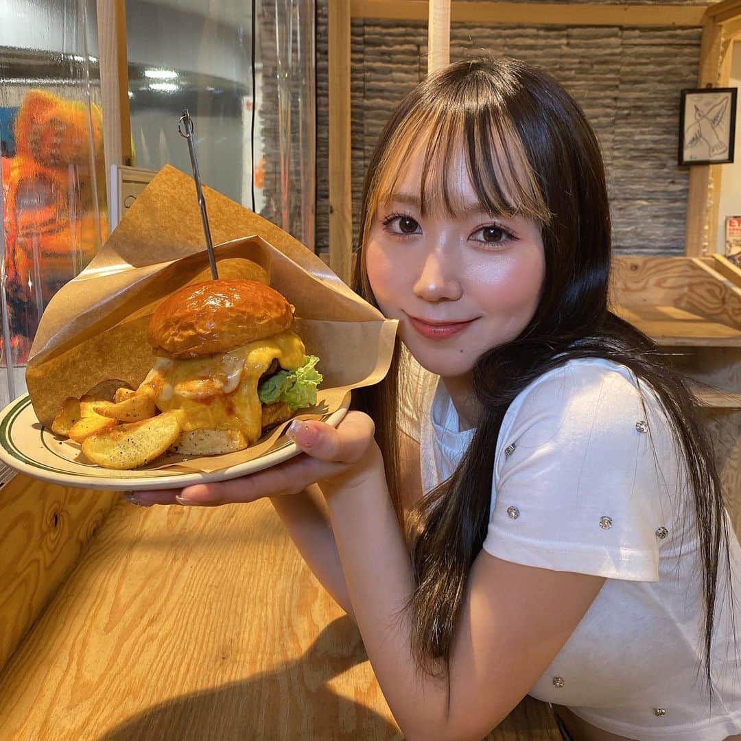杉山優華のインスタグラム：「🍔🍔🍔 . . . アメ村ビックステップの地下にあるデリ&カフェへ行きました🍔 . チーズバーガーと自家製コーラをオーダーしましたが、おいしいかった〜☺️✨✨ ポテトも厚切りで美味しいし、何よりチーズの迫力が凄くて漫画みたいでした🔥かっこいい🔥🔥 . . 私、クラフトコーラが好きなのですがこのお店のも美味しかったです🍹 ビックステップのあのおしゃれな階段をおりたらスグあるので是非行ってみてくださいね🐈🌸 . .  PR @basement_coffee #nanbacafe #shinsaibashicafe #osakacafe #アメ村ランチ #basement #アメ村カフェ #大阪グルメ #心斎橋カフェ」