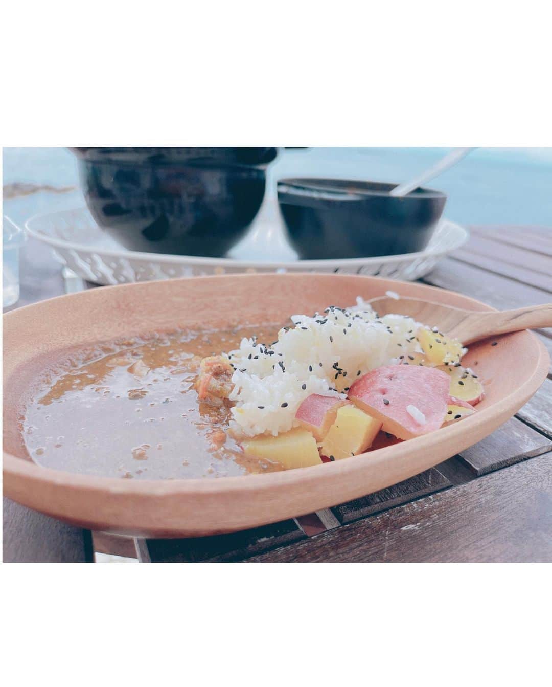 上山竜治さんのインスタグラム写真 - (上山竜治Instagram)「バッタバタな日々の中で作る男飯。 さつまいもご飯と、余り物で作った男のスパイシーカレー。」4月5日 16時42分 - kamiyama_ryuji_0910