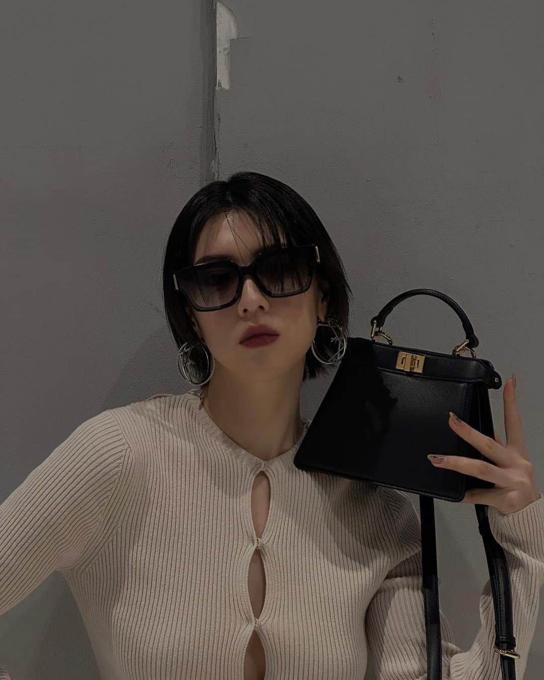 のインスタグラム：「-FENDI-  "PEEKABOO" 2008年に誕生したアイコンバッグは クラシカルな外見とは反対に 内側のライニングのデザインによって 様々な表情を生み出してくれる 進化し続ける遊び心が印象的。  @fendi  #Fendi #FendiPeekaboo #InLoveWithMyPeekaboo   @mrkimjones  @silviaventurinifendi  @delfinadelettrez」
