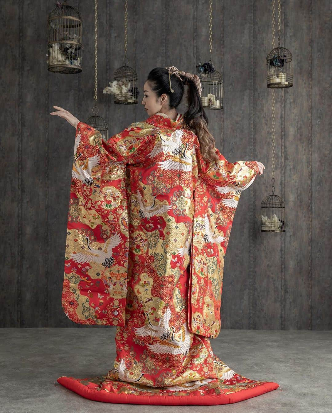 THE KIMONO SHOPさんのインスタグラム写真 - (THE KIMONO SHOPInstagram)「． 雲取り花輪 ． 赤地にゴールドが施されている正統派な色打掛 ． 鶴や蝶が描かれており、 古典的でありながらゴージャスな一着 ． お得なキャンペーンも実施中です♪ ． 皆様のご予約をお待ちしております♡  ┈┈┈┈┈┈┈ ❁ ❁ ❁ ┈┈┈┈┈┈┈┈  𓂃𓂂𓏸4月campaign𓏸𓂂𓂃 . . ﾟ*｡平日来店限定ﾟ*｡ 4月末までにご来店&ご成約のお客様 6万6千円以上のお衣装　10%OFF (８月末までにご使用のお客様に限ります。)  ． +..+土日来店限定+..+ ４月末までにご来店&ご成約のお客様 1万円までの和装小物　1点無料 (８月末までのご使用のお客様に限ります。)  ※東京店は移転しております . *※東京店※* 〒105-0022 東京都港区海岸1-16-1 ニューピア竹芝サウスタワー12階 ☏03-6402-7271 ・ *※大阪店※* 〒530-0041 大阪市北区天神橋4-7-16 大阪国際学院扇町ビル8階 ☏06-6355-5308 . ※ 火曜日定休（祝日営業） . *※福岡店※* 〒812-0027 福岡県福岡市博多区下川端町3-1 博多リバレインモールB2F ☏092-409-4221 . . #thekimonoshop  #THEKIMONOSHOP #着物 #kimono  #キモノ #白無垢 #色打掛 #和装 #和装結婚式 #和装小物  #和装前撮り #和婚 #前撮り #撮影 #着物レンタル #着物コーディネート  #和装コーディネート  #結婚式 #披露宴 #プレ花嫁  #プレ花嫁準備  #プレ花嫁さんと繋がりたい  #日本中のプレ花嫁さんと繋がりたい #カップルフォト #夫婦写真 #marry花嫁」4月5日 18時30分 - thekimonoshop_official