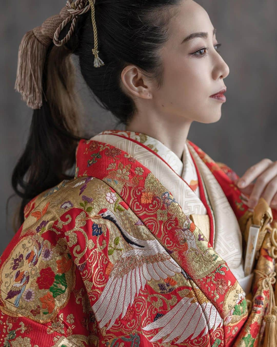 THE KIMONO SHOPさんのインスタグラム写真 - (THE KIMONO SHOPInstagram)「． 雲取り花輪 ． 赤地にゴールドが施されている正統派な色打掛 ． 鶴や蝶が描かれており、 古典的でありながらゴージャスな一着 ． お得なキャンペーンも実施中です♪ ． 皆様のご予約をお待ちしております♡  ┈┈┈┈┈┈┈ ❁ ❁ ❁ ┈┈┈┈┈┈┈┈  𓂃𓂂𓏸4月campaign𓏸𓂂𓂃 . . ﾟ*｡平日来店限定ﾟ*｡ 4月末までにご来店&ご成約のお客様 6万6千円以上のお衣装　10%OFF (８月末までにご使用のお客様に限ります。)  ． +..+土日来店限定+..+ ４月末までにご来店&ご成約のお客様 1万円までの和装小物　1点無料 (８月末までのご使用のお客様に限ります。)  ※東京店は移転しております . *※東京店※* 〒105-0022 東京都港区海岸1-16-1 ニューピア竹芝サウスタワー12階 ☏03-6402-7271 ・ *※大阪店※* 〒530-0041 大阪市北区天神橋4-7-16 大阪国際学院扇町ビル8階 ☏06-6355-5308 . ※ 火曜日定休（祝日営業） . *※福岡店※* 〒812-0027 福岡県福岡市博多区下川端町3-1 博多リバレインモールB2F ☏092-409-4221 . . #thekimonoshop  #THEKIMONOSHOP #着物 #kimono  #キモノ #白無垢 #色打掛 #和装 #和装結婚式 #和装小物  #和装前撮り #和婚 #前撮り #撮影 #着物レンタル #着物コーディネート  #和装コーディネート  #結婚式 #披露宴 #プレ花嫁  #プレ花嫁準備  #プレ花嫁さんと繋がりたい  #日本中のプレ花嫁さんと繋がりたい #カップルフォト #夫婦写真 #marry花嫁」4月5日 18時30分 - thekimonoshop_official