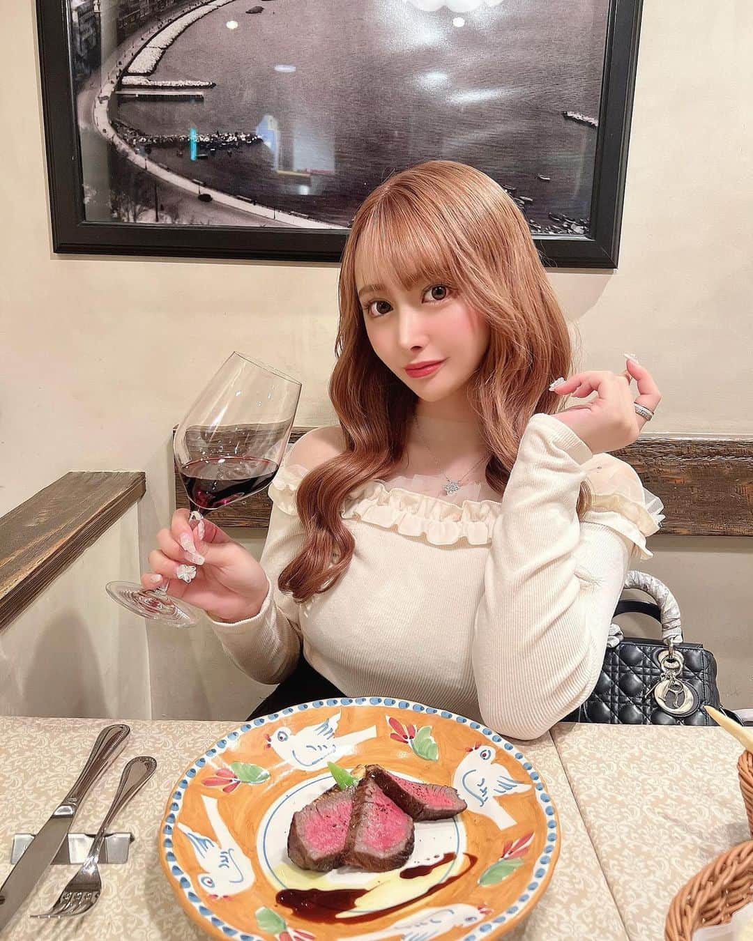 SHIHOさんのインスタグラム写真 - (SHIHOInstagram)「. . dinner time🍴🍷🤍 . (( @napolimania.0428 )) . . . ここのお料理とってもおいしかった❤️‍🔥 ナポリコースをいただいたよ🍴！ . 前菜からパスタ、お肉お魚まで 全て楽しめるコース最高だった💕💕 . . . 美味しくてついワインも飲みすぎてしまった🍷 ご馳走様でした(*´───`*) . . . PR @napolimania.0428 #ナポリマニア #渋谷グルメ #東京グルメ #贅沢ご飯 #ナポリマニアコース」4月5日 16時34分 - cham_pipi