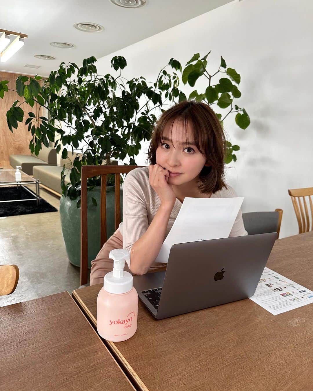 篠田麻里子のインスタグラム：「今日は一日打ち合わせday♡ やりたいことがどんどん実現してきていて来年が楽しみ🎉で もう前祝いしたい気持ちです🎂💕笑 【早く言いたい】 また今年はたくさんのワークショップ計画中なので、またお知らせしますね♡遊びにきてね！  新商品も年内にはお知らせ出来るかなー🫶🏻  ワクワクしてるーー😝😍😍😍  @yokayo.official」