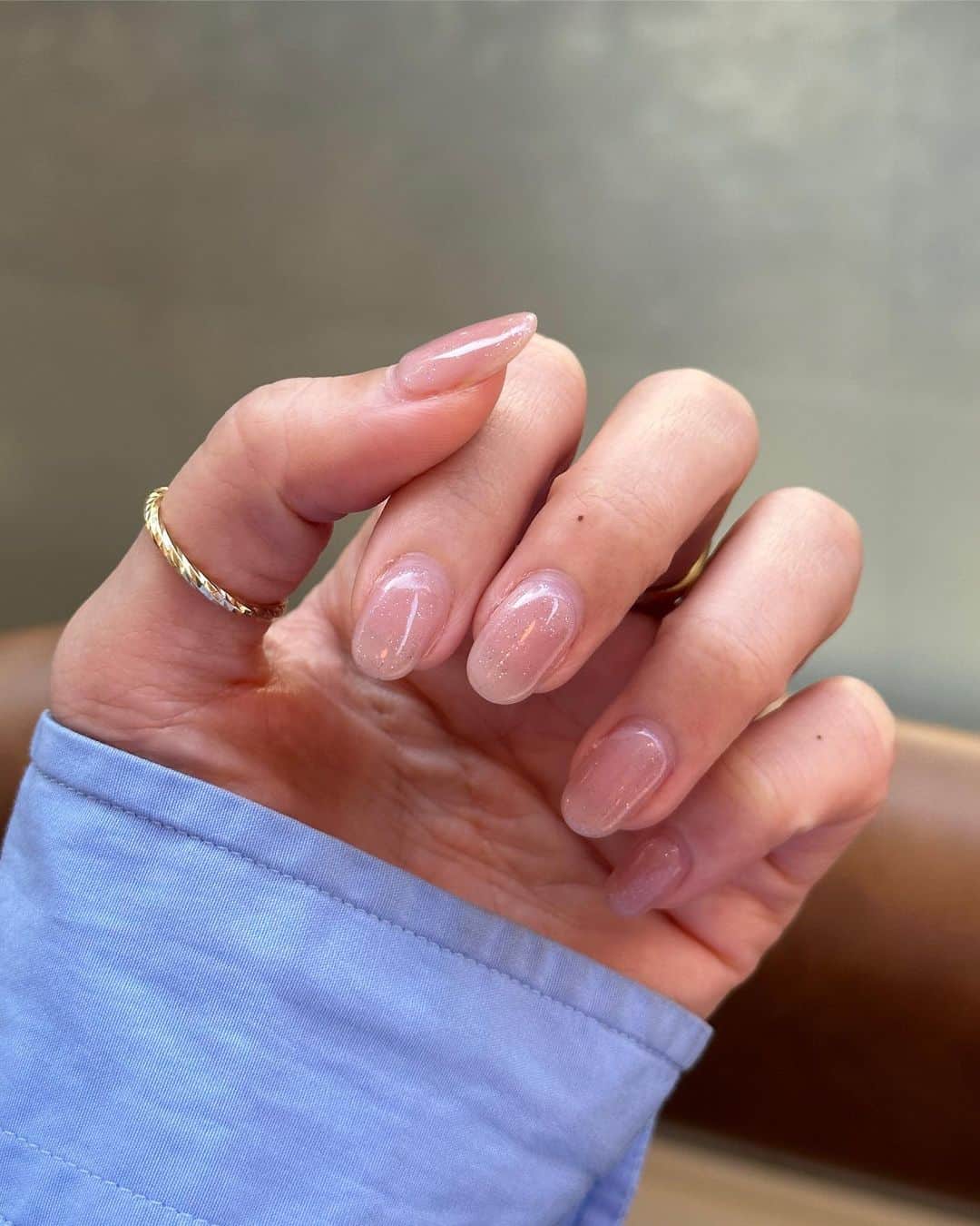 のインスタグラム：「. めっちゃくちゃ久しぶりのジェルネイル🐚✨ 2年に一度ぐらい、セルフネイルが 疲れてしまう時期がありまして笑 その時にジェルネイルでしか出来ないデザインや ぷっくり感に憧れてしちゃうの、、🖤  今回は展示会に合わせて シンプルだけどヌーディーで艶がある感じにしてもらった。 @pppccc0410 ありがとうございました💗  #nail」