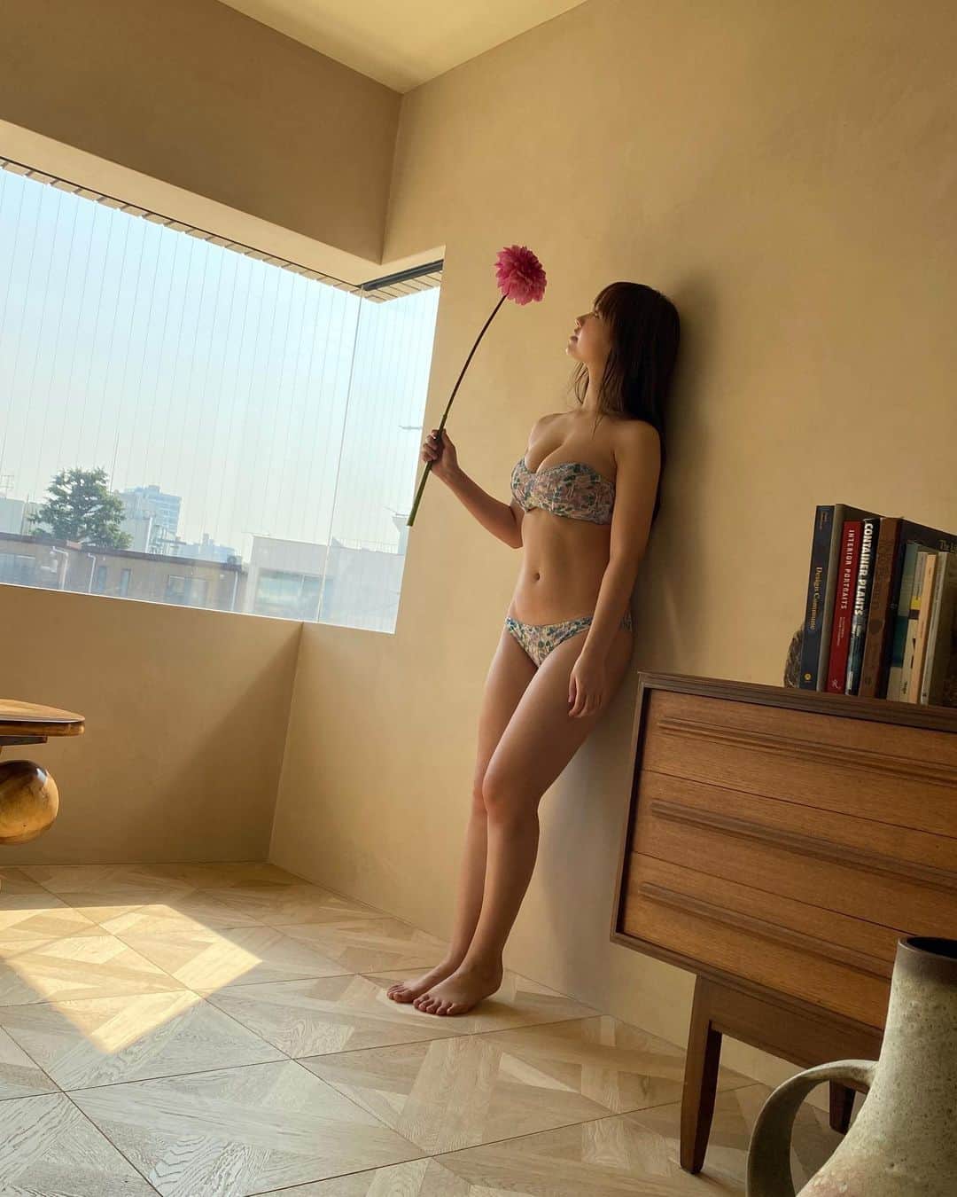 本郷柚巴さんのインスタグラム写真 - (本郷柚巴Instagram)「別冊ヤングチャンピオン発売中です☺️  なんと！ 特別付録でフォトブックまでついてます😳  ウサ耳のヘアバンドをつけたり 綺麗なお花を持ったり💐  みなさんぜひみてください☺️  #別冊ヤングチャンピオン さん #表紙 #オフショット」4月5日 16時36分 - h.yuzuha_0112