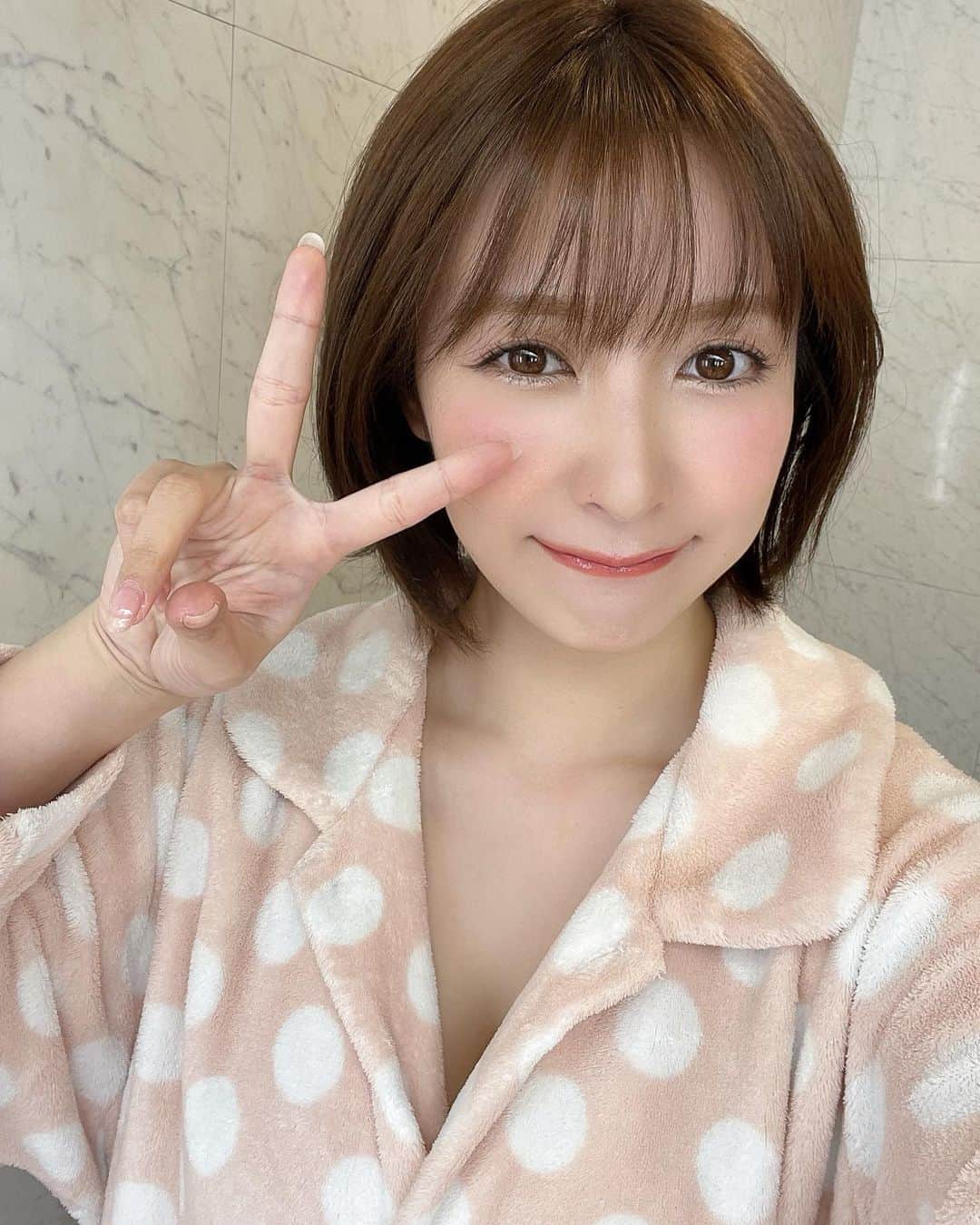 のインスタグラム：「😚💗 . . . 先日 #週刊実話 表紙撮影でした😚💗 ５月発売とのこと！楽しみにしててね〜！」