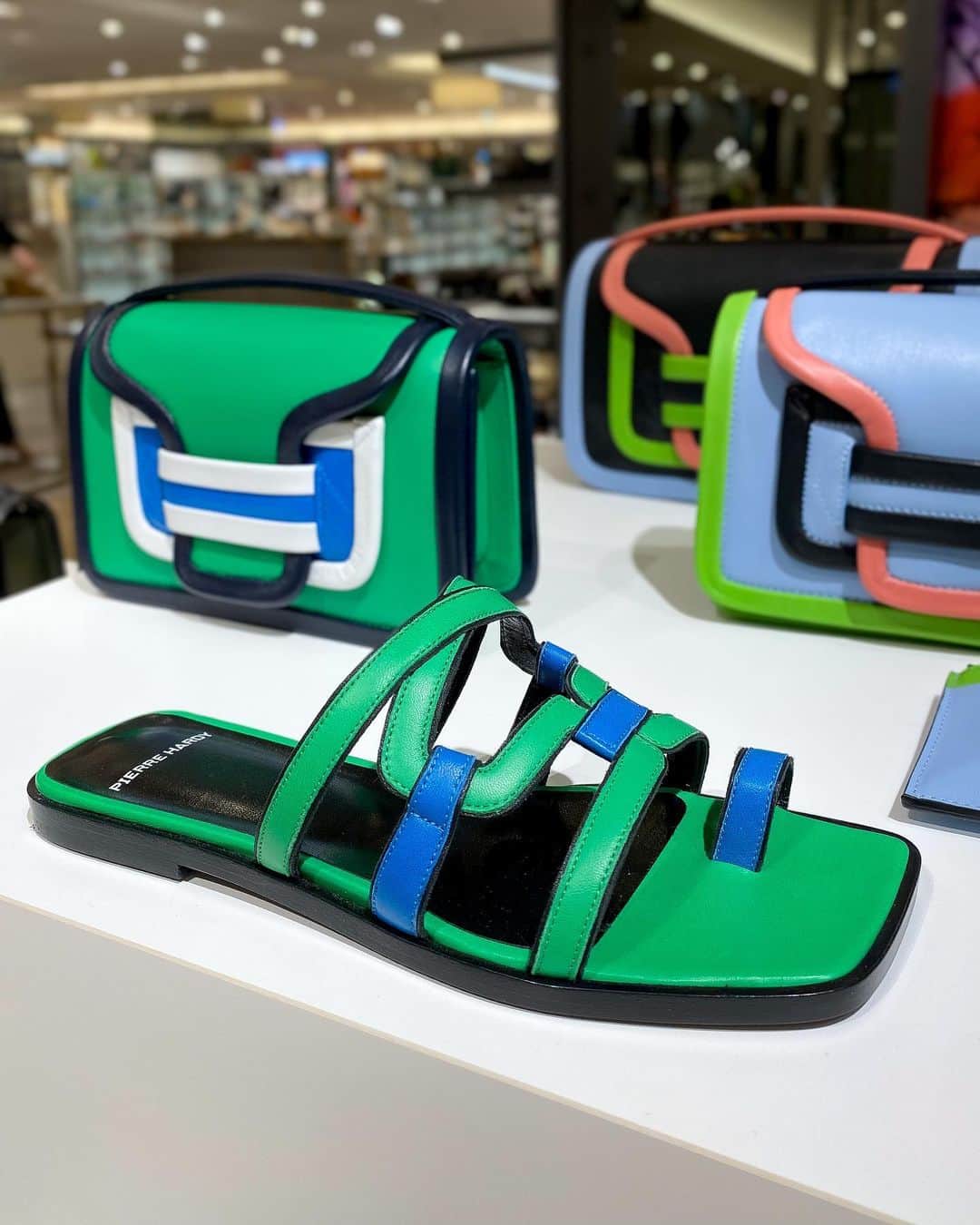 のインスタグラム：「. PIERRE HARDY POP UP STORE Until 4/11 At 4F CotocotoStage42  スポーティーでテクニカル、そしてダイナミックなムードの「PIERRE HARDY(ピエール・アルディ)」2023年春夏コレクションは、"70年代のノンシャランなムードとスポーツテイスト"、"アーバンスタイルとディスコティック"など、異なる要素をミックスしたリズミカルなコレクションが登場。  また、4/5(水)20:15〜インスタLIVEを @hankyumuse にて開催。  その他詳細は、プロフィールURLをチェック！@hankyumode  #Pierrehardy #ピエールアルディ  #hankyumode #hankyu #阪急うめだ本店 #阪急本店 #うめはん #ファッション  #トレンドファッション  #23ss #Sneakers #サンダル #スニーカー#バッグ #bag」