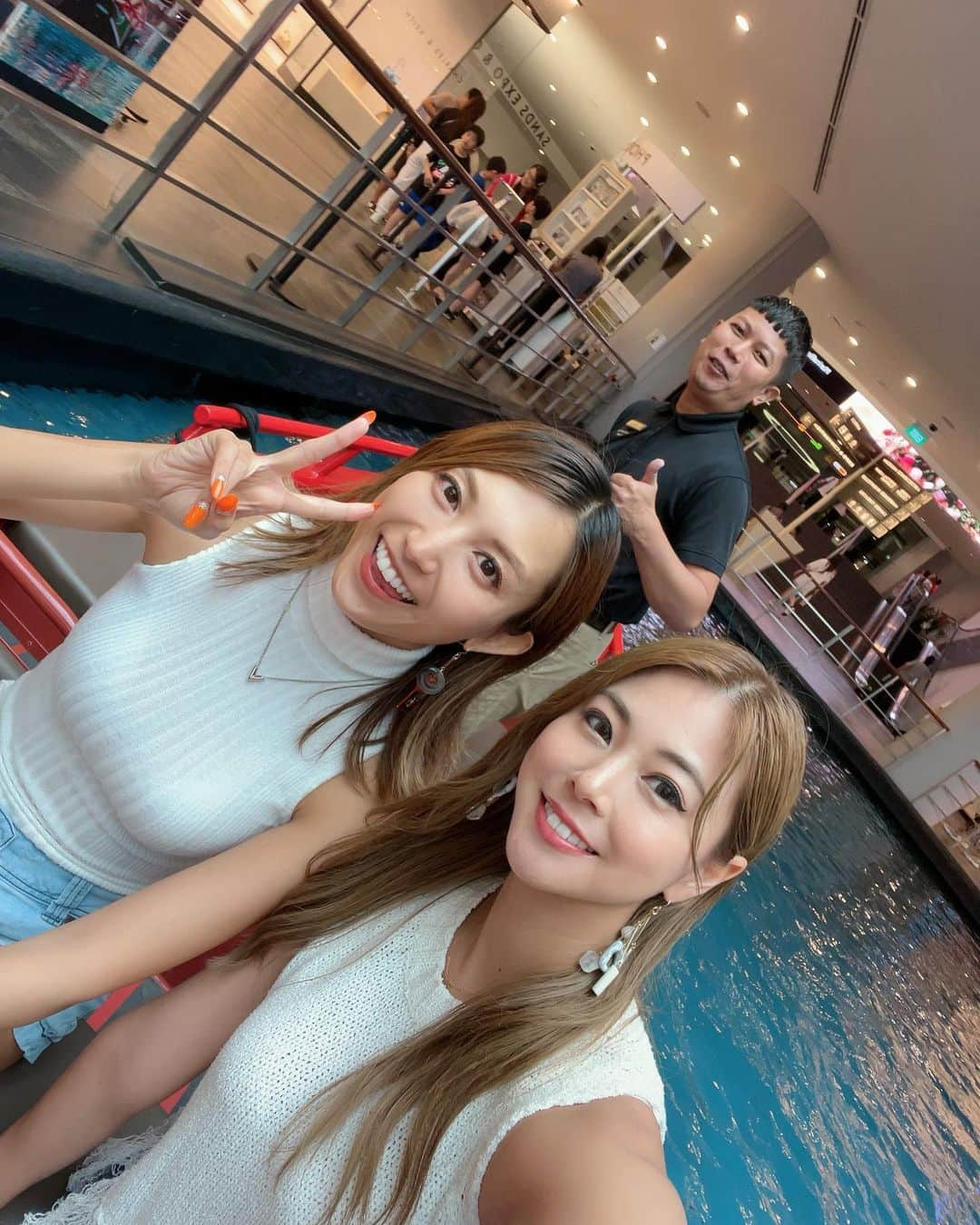 木村理恵さんのインスタグラム写真 - (木村理恵Instagram)「Marina Bay Sands🇸🇬💙  眺めが凄かったよ〜😍💕 ガイドは👩🏼 @ayaka_ichihara   1〜3枚目⏩ @lavosingapore  57階にあるCafe☕️and Bar🍸 テラスがめちゃ眺め最高😍‼️ メニューには無いあーちゃんオススメの カフェラテ飲んだよ💕 今度は夜も絶対眺め綺麗だし、お酒飲んだりしてみたいな✨  4〜7枚目⏩B2階にあるゴンドラ🚣‍♀️💖 あーちゃんのポイントで無料で乗れたよ❣️ 平日だったので空いててすぐ乗れた〜✨ 私達の写真も撮ってくれたよ📸 最後の写真立てとかスノードームとかあって、買うか悩んだけどやめた🤣爆 でもその写真がダウンロード出来て 一生の思い出になった💖  8〜9枚目⏩ @timhowan_sg  🍴あーちゃんオススメのTim Ho Wan💖 ここもマリーナベイサンズにあったよ🤤 世界で一番安いミシュランレストラン⭐️と言われてるらしい❣️ 点心の海老🦐ぷりっぷりでめちゃ美味しかった🤤メロンパンの中に角煮入ってるのも絶妙で美味しかった〜🤤💖 日本にも店舗あるけど行った事なかった🥹  10枚目⏩Gardens by the Bay行く途中の道からのMarina Bay Sands☀️✨ 圧巻された〜🫢‼️ 終始スゴイしか言ってなかった🤣  #シンガポール#シンガポール旅行 #海外旅行#シンガポール観光#シンガポールグルメ #シンガポールカフェ #マリーナベイサンズ #marinabaysands  #lavosingapore #ゴンドラ#sampanride  #ティムホーワン  #timhowan #timhowansg  #singapore#singapura #singaporetravel#singaporetrip #싱가포르」4月5日 16時55分 - rierienari1229