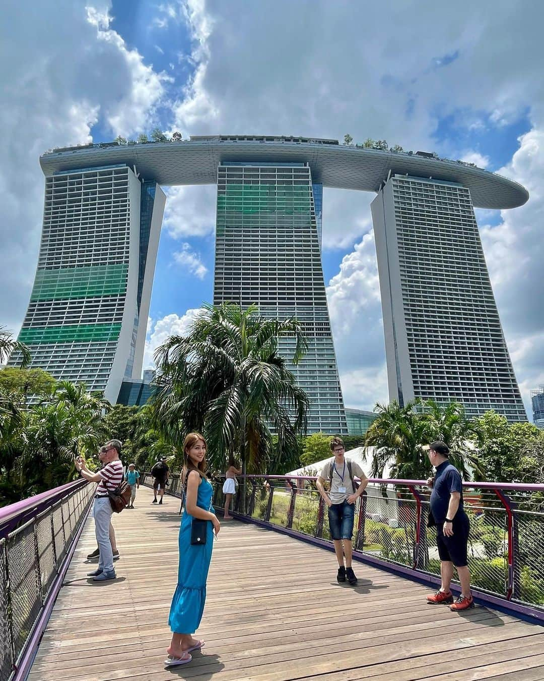 木村理恵さんのインスタグラム写真 - (木村理恵Instagram)「Marina Bay Sands🇸🇬💙  眺めが凄かったよ〜😍💕 ガイドは👩🏼 @ayaka_ichihara   1〜3枚目⏩ @lavosingapore  57階にあるCafe☕️and Bar🍸 テラスがめちゃ眺め最高😍‼️ メニューには無いあーちゃんオススメの カフェラテ飲んだよ💕 今度は夜も絶対眺め綺麗だし、お酒飲んだりしてみたいな✨  4〜7枚目⏩B2階にあるゴンドラ🚣‍♀️💖 あーちゃんのポイントで無料で乗れたよ❣️ 平日だったので空いててすぐ乗れた〜✨ 私達の写真も撮ってくれたよ📸 最後の写真立てとかスノードームとかあって、買うか悩んだけどやめた🤣爆 でもその写真がダウンロード出来て 一生の思い出になった💖  8〜9枚目⏩ @timhowan_sg  🍴あーちゃんオススメのTim Ho Wan💖 ここもマリーナベイサンズにあったよ🤤 世界で一番安いミシュランレストラン⭐️と言われてるらしい❣️ 点心の海老🦐ぷりっぷりでめちゃ美味しかった🤤メロンパンの中に角煮入ってるのも絶妙で美味しかった〜🤤💖 日本にも店舗あるけど行った事なかった🥹  10枚目⏩Gardens by the Bay行く途中の道からのMarina Bay Sands☀️✨ 圧巻された〜🫢‼️ 終始スゴイしか言ってなかった🤣  #シンガポール#シンガポール旅行 #海外旅行#シンガポール観光#シンガポールグルメ #シンガポールカフェ #マリーナベイサンズ #marinabaysands  #lavosingapore #ゴンドラ#sampanride  #ティムホーワン  #timhowan #timhowansg  #singapore#singapura #singaporetravel#singaporetrip #싱가포르」4月5日 16時55分 - rierienari1229