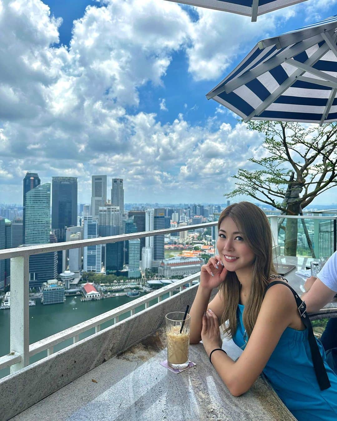 木村理恵さんのインスタグラム写真 - (木村理恵Instagram)「Marina Bay Sands🇸🇬💙  眺めが凄かったよ〜😍💕 ガイドは👩🏼 @ayaka_ichihara   1〜3枚目⏩ @lavosingapore  57階にあるCafe☕️and Bar🍸 テラスがめちゃ眺め最高😍‼️ メニューには無いあーちゃんオススメの カフェラテ飲んだよ💕 今度は夜も絶対眺め綺麗だし、お酒飲んだりしてみたいな✨  4〜7枚目⏩B2階にあるゴンドラ🚣‍♀️💖 あーちゃんのポイントで無料で乗れたよ❣️ 平日だったので空いててすぐ乗れた〜✨ 私達の写真も撮ってくれたよ📸 最後の写真立てとかスノードームとかあって、買うか悩んだけどやめた🤣爆 でもその写真がダウンロード出来て 一生の思い出になった💖  8〜9枚目⏩ @timhowan_sg  🍴あーちゃんオススメのTim Ho Wan💖 ここもマリーナベイサンズにあったよ🤤 世界で一番安いミシュランレストラン⭐️と言われてるらしい❣️ 点心の海老🦐ぷりっぷりでめちゃ美味しかった🤤メロンパンの中に角煮入ってるのも絶妙で美味しかった〜🤤💖 日本にも店舗あるけど行った事なかった🥹  10枚目⏩Gardens by the Bay行く途中の道からのMarina Bay Sands☀️✨ 圧巻された〜🫢‼️ 終始スゴイしか言ってなかった🤣  #シンガポール#シンガポール旅行 #海外旅行#シンガポール観光#シンガポールグルメ #シンガポールカフェ #マリーナベイサンズ #marinabaysands  #lavosingapore #ゴンドラ#sampanride  #ティムホーワン  #timhowan #timhowansg  #singapore#singapura #singaporetravel#singaporetrip #싱가포르」4月5日 16時55分 - rierienari1229