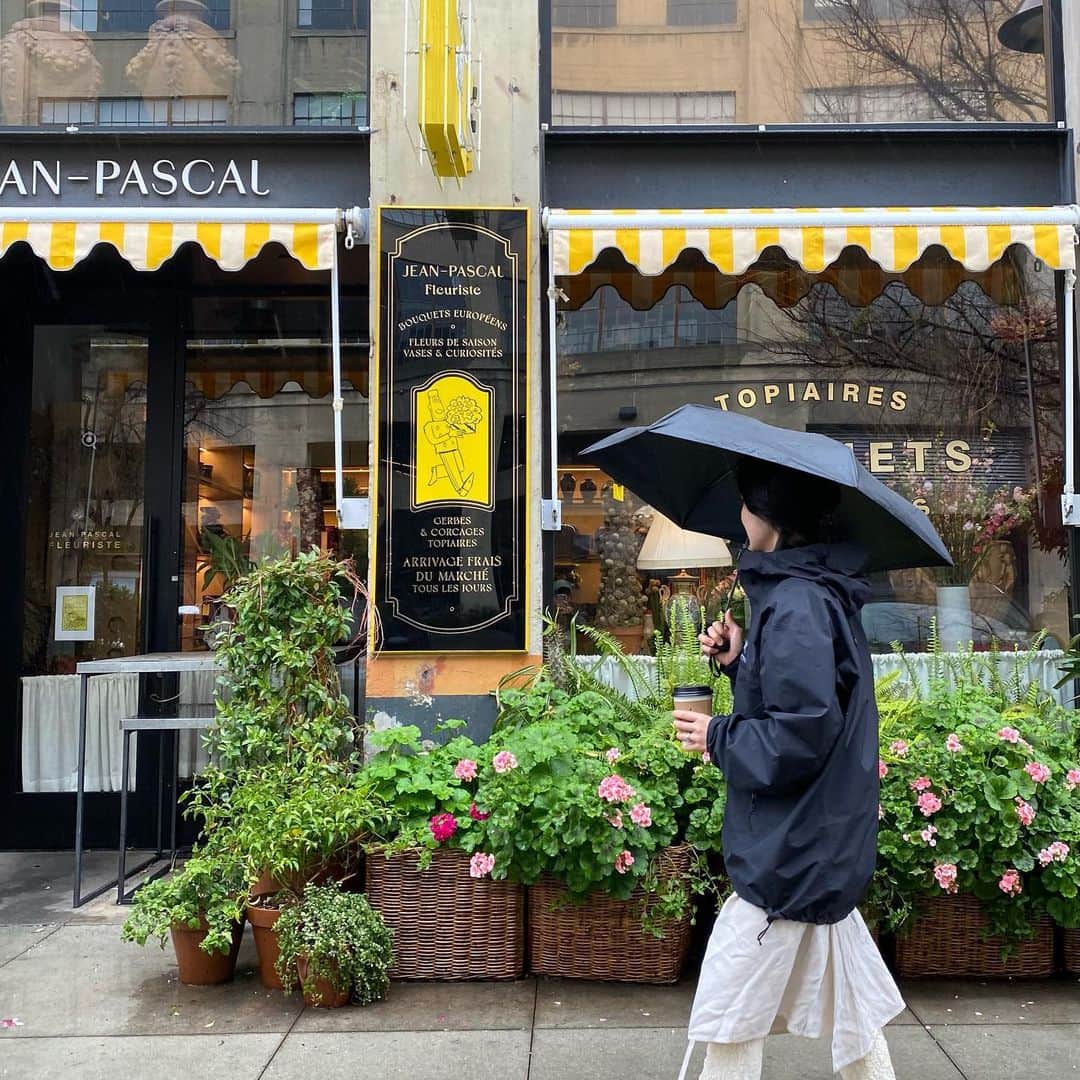 ネオンムーンさんのインスタグラム写真 - (ネオンムーンInstagram)「비 오니까 비 오는 엘레이🌂 사람들이 거의 우산을 안써서 약간 음 쫌 우산 쓰기 고민함...」4月5日 16時56分 - neon__moon