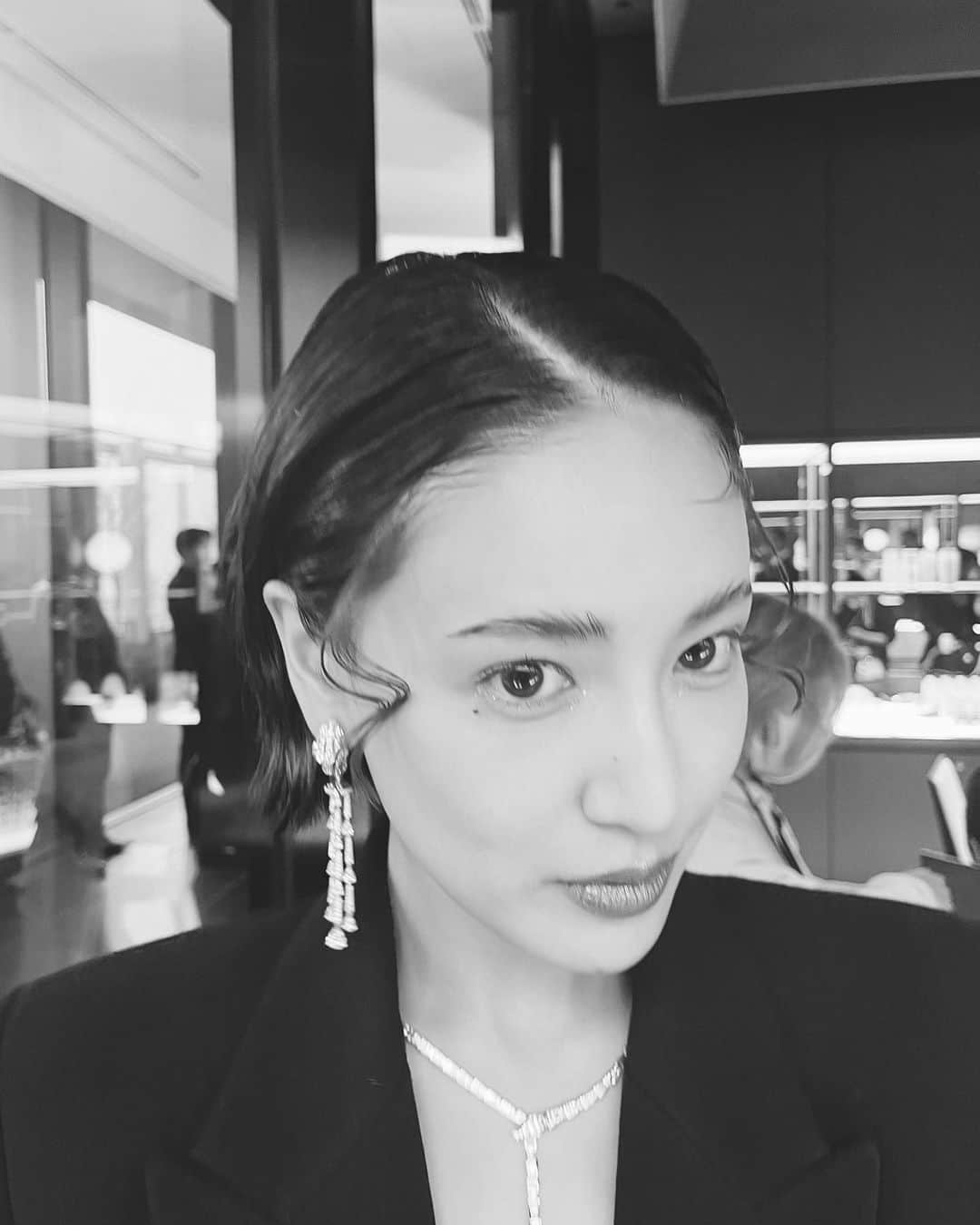 のインスタグラム：「hair&makeup/ @kyontokio 🖤  fashionとjewelryに合うヘアメイクを 一緒に考える時間楽しかったな〜☺︎ 実は、目尻につけまつ毛つけたの！ 久しぶりだったけど、目尻だけつけて 目の下にホクロをちょこんと書いて アイシャドウはほんのり温かみがある感じで 色っぽくて好きだったなん。」