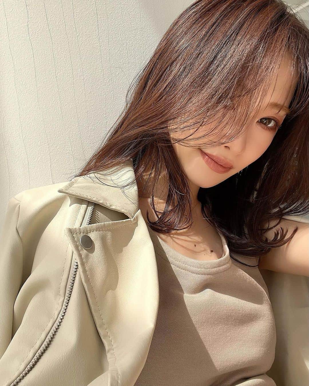 のインスタグラム：「. 生地柔らかいから楽ちんでこの時期羽織がち🌷 . 店舗先行再入荷だってー♩ 買い逃した人ラッキー🤞🏼 . #ライダース#ジャケット#ジャケットコーデ」