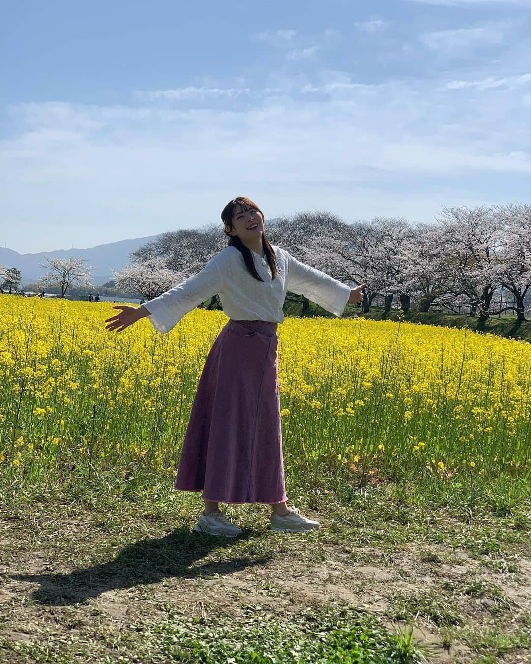 松本ルナさんのインスタグラム写真 - (松本ルナInstagram)「今日も皆さんお疲れちゃん☺️🌸  今日は昨日お伝えした通り 松本さんのジャンプ写真です🤣  しかし今回はアイドル的な ジャンプ写真が撮れたので そちらだけ載せます🤣✨笑  我ながら良い写真やん！って 珍しく褒めました🎉 自画自賛😂笑  3枚目のジャンプする前の 腕の位置も綺麗だなぁ〜 さすがダンスしてただけあるなぁ〜って 自画自賛。笑  最後の動画は こんな一瞬のジャンプで アイドル写真撮れました！ 自画自賛。 いや！！これは違う！！  撮ってくれたお母さんの タイミングに感謝！っていう動画🥳🙏🏻✨  ポカポカ陽気で気持ち良くて リフレッシュできて 来てる人達もみーんなにこにこ笑顔で 凄く幸せな休日でした☺️🌸🌸  #奈良 #勝手に奈良観光大使  #藤原宮跡 #菜の花 #桜 #癒しスポット  #田舎の景色 #幸せな瞬間をもっと世界に  #幸せな時間 #花見 #nara #narajapan #奈良を広めたい  #奈良好きな人と繋がりたい  #hanami #cherryblossom #rapeblossoms ##healing」4月5日 22時25分 - ruruna0123