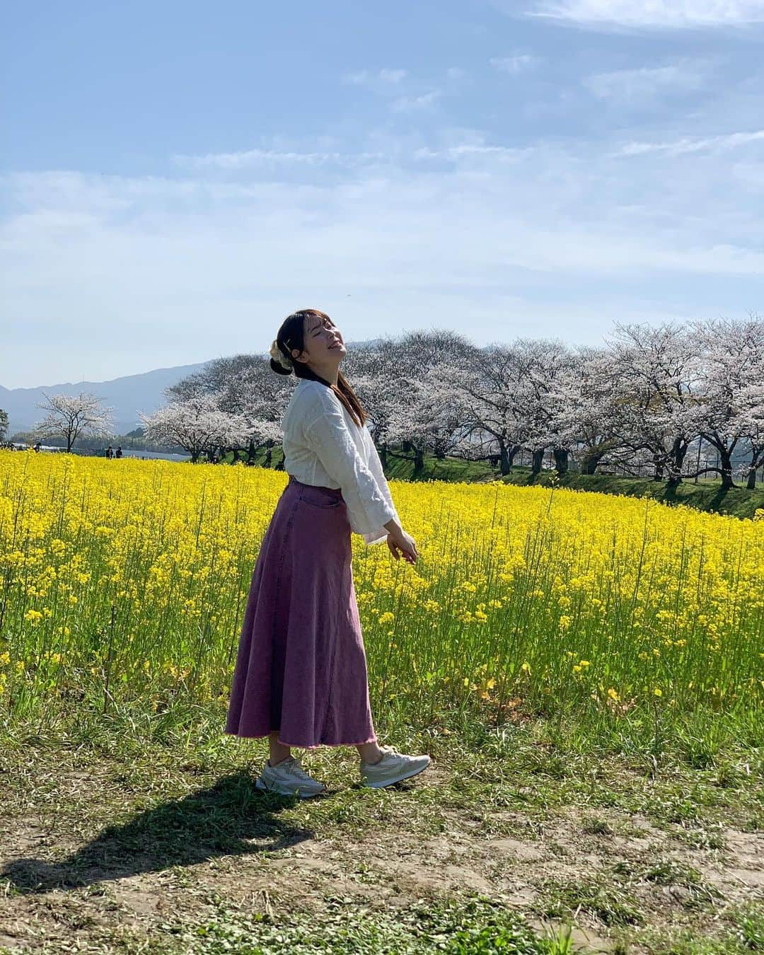 松本ルナさんのインスタグラム写真 - (松本ルナInstagram)「今日も皆さんお疲れちゃん☺️🌸  今日は昨日お伝えした通り 松本さんのジャンプ写真です🤣  しかし今回はアイドル的な ジャンプ写真が撮れたので そちらだけ載せます🤣✨笑  我ながら良い写真やん！って 珍しく褒めました🎉 自画自賛😂笑  3枚目のジャンプする前の 腕の位置も綺麗だなぁ〜 さすがダンスしてただけあるなぁ〜って 自画自賛。笑  最後の動画は こんな一瞬のジャンプで アイドル写真撮れました！ 自画自賛。 いや！！これは違う！！  撮ってくれたお母さんの タイミングに感謝！っていう動画🥳🙏🏻✨  ポカポカ陽気で気持ち良くて リフレッシュできて 来てる人達もみーんなにこにこ笑顔で 凄く幸せな休日でした☺️🌸🌸  #奈良 #勝手に奈良観光大使  #藤原宮跡 #菜の花 #桜 #癒しスポット  #田舎の景色 #幸せな瞬間をもっと世界に  #幸せな時間 #花見 #nara #narajapan #奈良を広めたい  #奈良好きな人と繋がりたい  #hanami #cherryblossom #rapeblossoms ##healing」4月5日 22時25分 - ruruna0123