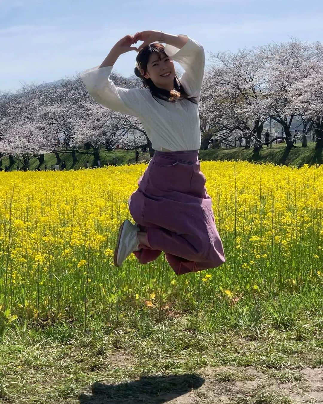 松本ルナさんのインスタグラム写真 - (松本ルナInstagram)「今日も皆さんお疲れちゃん☺️🌸  今日は昨日お伝えした通り 松本さんのジャンプ写真です🤣  しかし今回はアイドル的な ジャンプ写真が撮れたので そちらだけ載せます🤣✨笑  我ながら良い写真やん！って 珍しく褒めました🎉 自画自賛😂笑  3枚目のジャンプする前の 腕の位置も綺麗だなぁ〜 さすがダンスしてただけあるなぁ〜って 自画自賛。笑  最後の動画は こんな一瞬のジャンプで アイドル写真撮れました！ 自画自賛。 いや！！これは違う！！  撮ってくれたお母さんの タイミングに感謝！っていう動画🥳🙏🏻✨  ポカポカ陽気で気持ち良くて リフレッシュできて 来てる人達もみーんなにこにこ笑顔で 凄く幸せな休日でした☺️🌸🌸  #奈良 #勝手に奈良観光大使  #藤原宮跡 #菜の花 #桜 #癒しスポット  #田舎の景色 #幸せな瞬間をもっと世界に  #幸せな時間 #花見 #nara #narajapan #奈良を広めたい  #奈良好きな人と繋がりたい  #hanami #cherryblossom #rapeblossoms ##healing」4月5日 22時25分 - ruruna0123