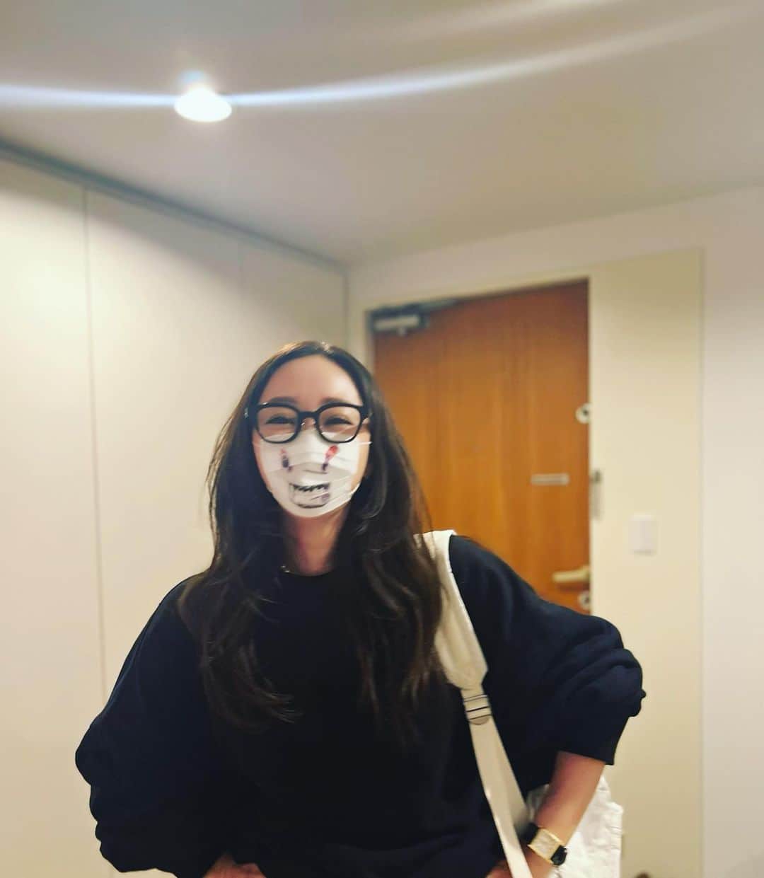 神崎恵のインスタグラム：「・ くしゃみ🤧連発の母さんに、 三男がマスクを作ってくれました。 「ガォーッッ」って感じのイラストつき。 目の玉がキュルキュル動くんです👀 フォーキーみたいな目がついてるのです。 ありがとよ〜😷🌈 子供用の極上マスク、面積、足りず。 そろそろ春休みも終わりです。 どきどき。そわそわ。」