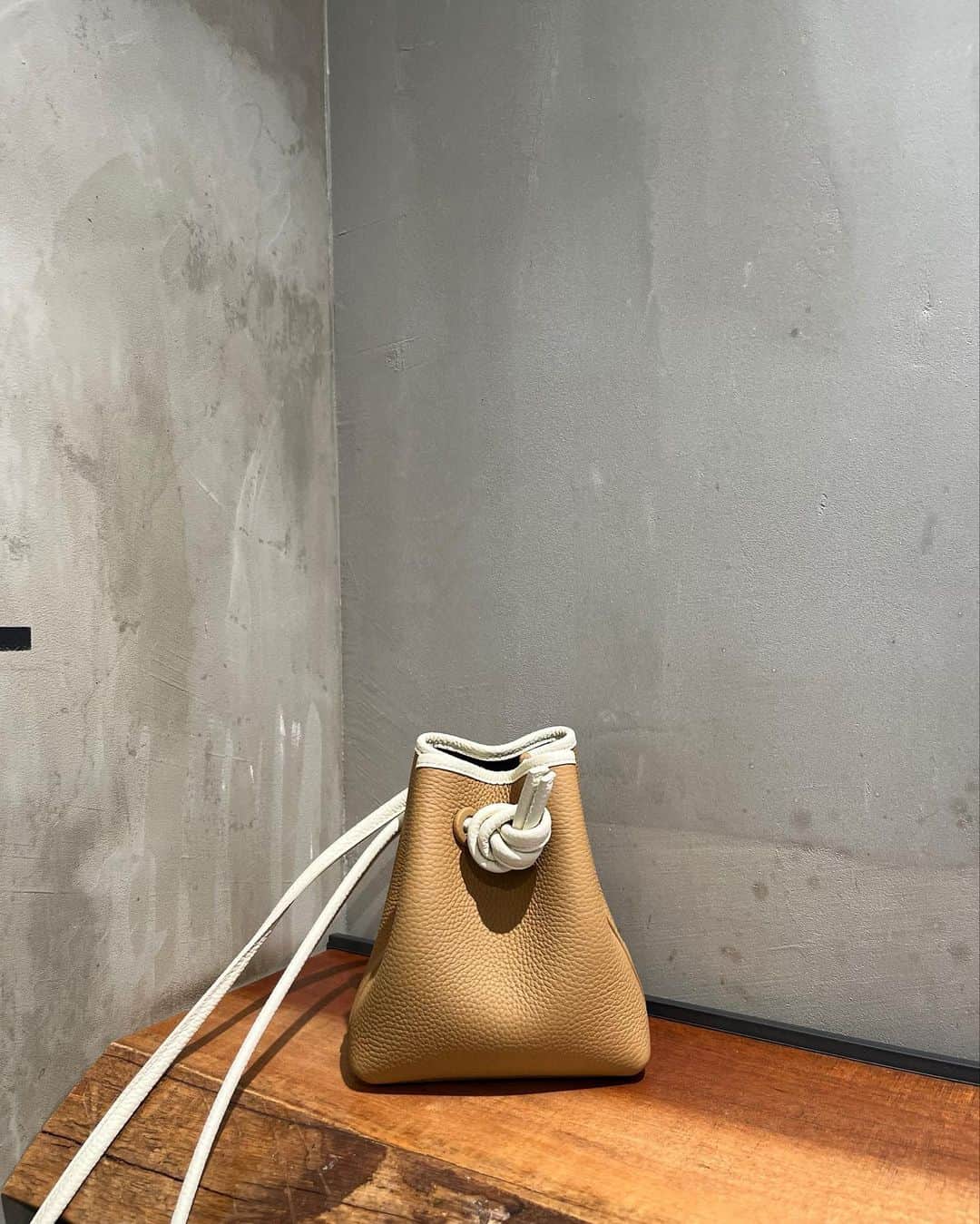北岡りえさんのインスタグラム写真 - (北岡りえInstagram)「@vasic_japan  POP-UP 👜  4/5(wed)〜4/11(tue) 📍阪急うめだ本店 1階  @hankyu_event   with @saori_emunjewelry  @ぜんぜん  阪急限定カラーでお揃いに♥ Bond Mini Mini & Bond Mini  #vasic #vasic_popup」4月5日 22時25分 - rie_kitaoka
