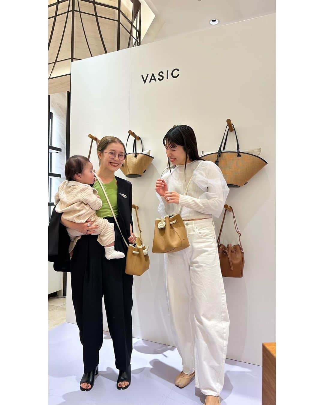 北岡りえさんのインスタグラム写真 - (北岡りえInstagram)「@vasic_japan  POP-UP 👜  4/5(wed)〜4/11(tue) 📍阪急うめだ本店 1階  @hankyu_event   with @saori_emunjewelry  @ぜんぜん  阪急限定カラーでお揃いに♥ Bond Mini Mini & Bond Mini  #vasic #vasic_popup」4月5日 22時25分 - rie_kitaoka