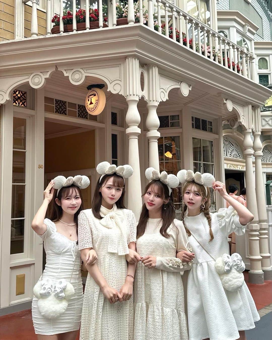 のインスタグラム：「. . 新しく販売された ホワイトのキルティングカチューシャ🐭🤍 . . . みんなでホワイトコーデしたよ🦢💌 販売されてから大人気のカチューシャ♡ パークにもつけてるゲストの方 たくさんいて、可愛かった🥹💕 . . . みんなでホワイトコーデ楽しかった♡ お友達同士やカップルやご家族で ホワイトコーデするのおすすめ🫶🤍 . . . 👗ワンピース　@anmille.official . . . . #ディズニーランド #ディズニーコーデ #ディズニーカチューシャ #ホワイトコーデ #シミラールック #シミラールックディズニー #anmille」