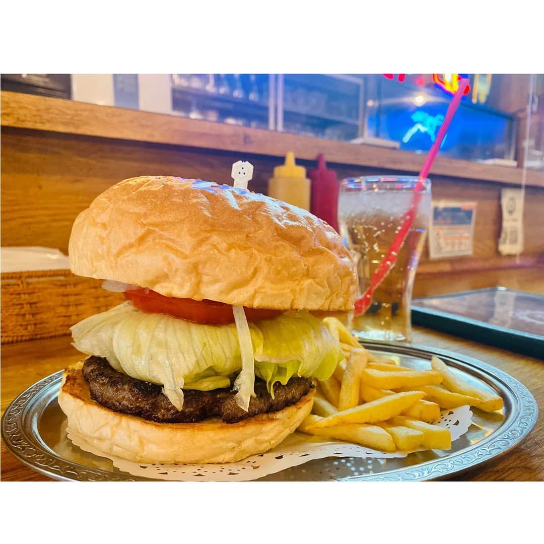 吉野史桜のインスタグラム：「横須賀といえば 横須賀ネイビーバーガー🍔と よこすか海軍カレー🍛✨  私はHONEY BEEさんでいただきました🍔🤤 ドリンク付きだったので、 ジンジャエールも頼んだよ💕  店員さんが、 「食べづらいので、潰して食べてください。」 と言ってくれたけれど、 デカ過ぎて不安に😂  わたしゃ〜口がちっさいんだった〜！笑  フォークとナイフはなしな雰囲気だったので、 頑張ってちまちまかぶりついて食べた😂😂  肉汁がじゅわっと美味しかったよ〜❣️✨  帰りにパン屋、ぱんプキンさんにも寄り  よこすか海軍カレーパンと どぶ板あんぱんを購入😋 (どぶ板通り商店街にある) (※関係ないクリームパンもしれっと買ってる。)  やっぱりこの日はあんぱんの日だったので、 あんぱんは買わんとね🤩  カレーパンには福神漬けが、 ドブ板あんぱんはこしあんとクリームチーズが入っていて 美味しかったよ〜🤤🤤✨  横須賀ぶらり旅楽しかった🙆‍♀️ また行きたい🌈  #横須賀 #横須賀グルメ #横須賀ネイビーバーガー #横須賀満喫バーガー #ハンバーガー #honeybee #ハニービー #横須賀海軍カレー #よこすか海軍カレー #よこすか海軍カレーパン #ドブ板あんぱん #あんぱん #カレーパン #パン屋 #ぱんプキン #ドブ板通り #横須賀満喫きっぷ」