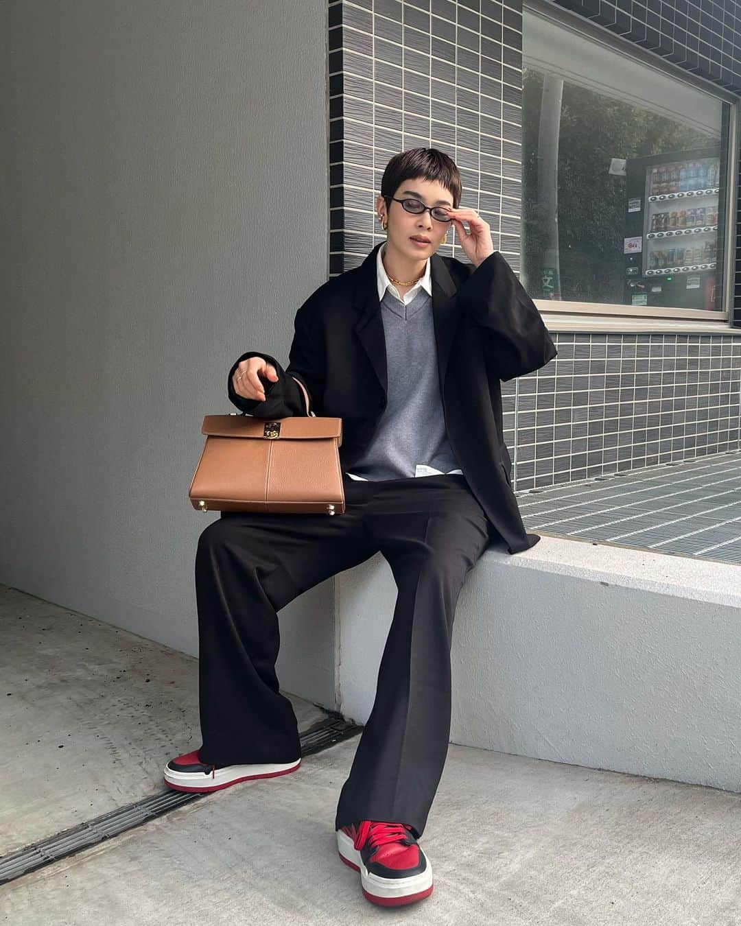 畠山千明のインスタグラム：「@thestandard_official_ 🖤 カジュアルに着れるセットアップをget💥 色違いでチャコールグレーもあった！ 超お手頃なのに細部までこだわっているデザインなので、毎シーズンめちゃくちゃ着ている(よく履いてるカーキのパンツも😂💯)  なんだかんだ真っ黒のセットアップを持ってなかったから嬉しー！( ◠‿◠ )🫰🏻💞」