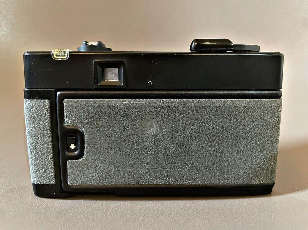 村田充さんのインスタグラム写真 - (村田充Instagram)「私のバースイヤーカメラ的な。  私が生まれた1977年に小西六写真工業(のちのコニカ:現コニカミノルカ)から、世界初のオートフォーカス搭載カメラが発売されました。 それがこの「コニカC35AF」通称ジャスピンコニカ。 さすが日本製、今も現役で動いてくれます。但し以前のように気軽に撮れるものではなくなってきていて。フィルムの高騰がとどまることを知らない。時間の中でいくつもの移りゆく街並みを眺めつつパシャリ。近々またこのカメラで撮りたいと思います。  #c35af #konica #filmcamera」4月5日 17時00分 - mitsumurata