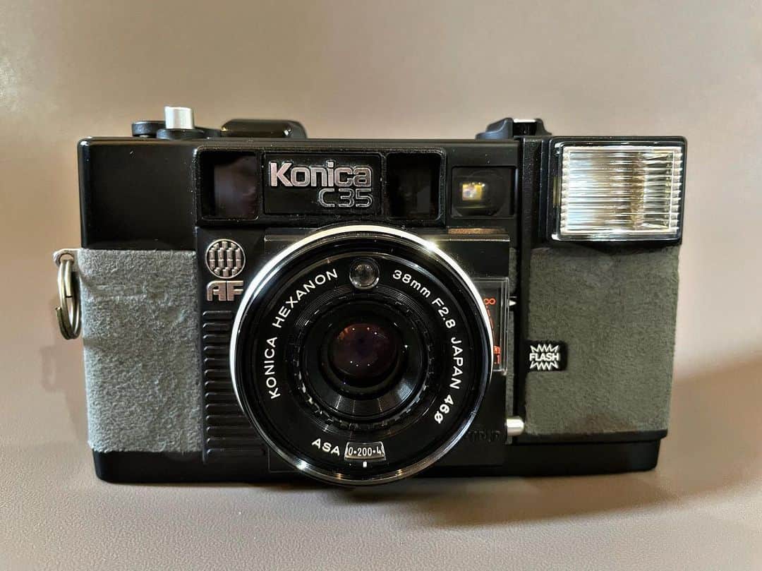 村田充さんのインスタグラム写真 - (村田充Instagram)「私のバースイヤーカメラ的な。  私が生まれた1977年に小西六写真工業(のちのコニカ:現コニカミノルカ)から、世界初のオートフォーカス搭載カメラが発売されました。 それがこの「コニカC35AF」通称ジャスピンコニカ。 さすが日本製、今も現役で動いてくれます。但し以前のように気軽に撮れるものではなくなってきていて。フィルムの高騰がとどまることを知らない。時間の中でいくつもの移りゆく街並みを眺めつつパシャリ。近々またこのカメラで撮りたいと思います。  #c35af #konica #filmcamera」4月5日 17時00分 - mitsumurata