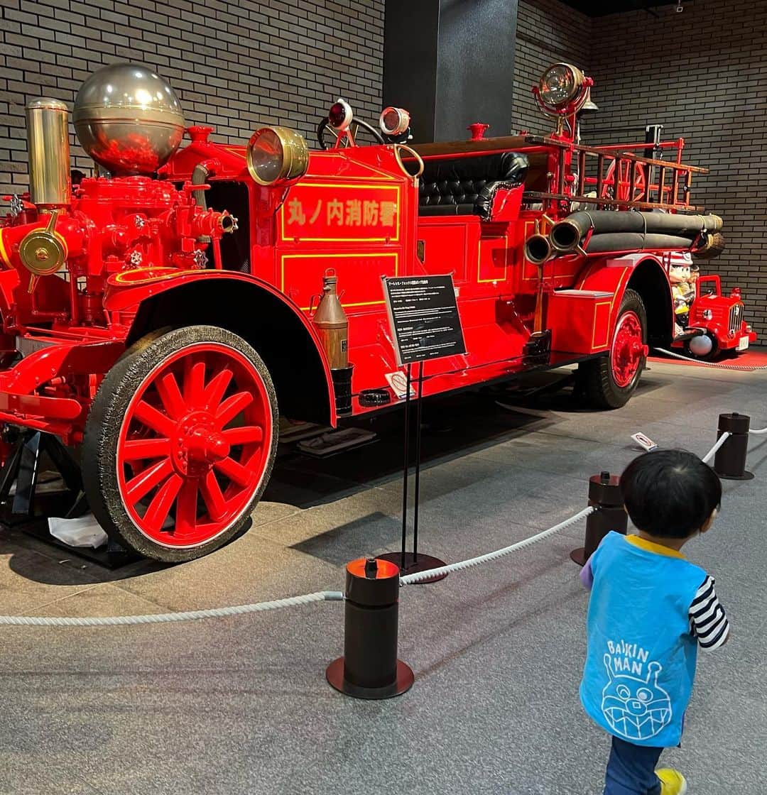 葉加瀬マイさんのインスタグラム写真 - (葉加瀬マイInstagram)「四谷にある消防博物館へ🚒 息子は最近車が大好きで、特に働く車❣️消防車や救急車、パトカーなど、見つけると「しょうぼうしゃ！きゅうきゅうしゃ！」てさけびます☺️家のおもちゃも車ばかりになってきました😹 そんな息子が絶対喜ぶと思って連れて行ったのが消防博物館❣️ 本当に大喜び❣️昔の消防車なども展示されてるけど、実際に車やヘリコプターの中に入って操縦室に入れるのがすごく楽しそうでした🥺ここはまたこれからも通いそうだな🥺  #2歳男の子 #男の子ママ #消防博物館 #消防車  #firetruck」4月5日 17時00分 - m.hakase