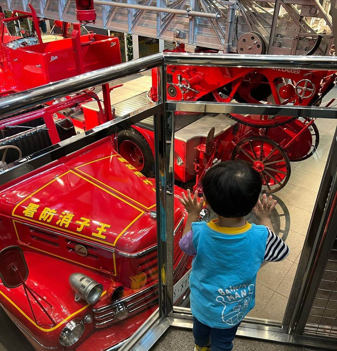 葉加瀬マイさんのインスタグラム写真 - (葉加瀬マイInstagram)「四谷にある消防博物館へ🚒 息子は最近車が大好きで、特に働く車❣️消防車や救急車、パトカーなど、見つけると「しょうぼうしゃ！きゅうきゅうしゃ！」てさけびます☺️家のおもちゃも車ばかりになってきました😹 そんな息子が絶対喜ぶと思って連れて行ったのが消防博物館❣️ 本当に大喜び❣️昔の消防車なども展示されてるけど、実際に車やヘリコプターの中に入って操縦室に入れるのがすごく楽しそうでした🥺ここはまたこれからも通いそうだな🥺  #2歳男の子 #男の子ママ #消防博物館 #消防車  #firetruck」4月5日 17時00分 - m.hakase