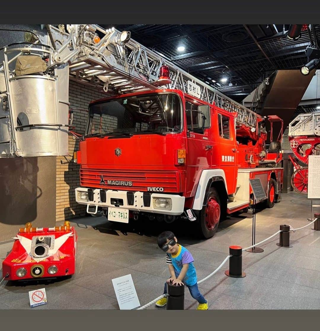 葉加瀬マイさんのインスタグラム写真 - (葉加瀬マイInstagram)「四谷にある消防博物館へ🚒 息子は最近車が大好きで、特に働く車❣️消防車や救急車、パトカーなど、見つけると「しょうぼうしゃ！きゅうきゅうしゃ！」てさけびます☺️家のおもちゃも車ばかりになってきました😹 そんな息子が絶対喜ぶと思って連れて行ったのが消防博物館❣️ 本当に大喜び❣️昔の消防車なども展示されてるけど、実際に車やヘリコプターの中に入って操縦室に入れるのがすごく楽しそうでした🥺ここはまたこれからも通いそうだな🥺  #2歳男の子 #男の子ママ #消防博物館 #消防車  #firetruck」4月5日 17時00分 - m.hakase