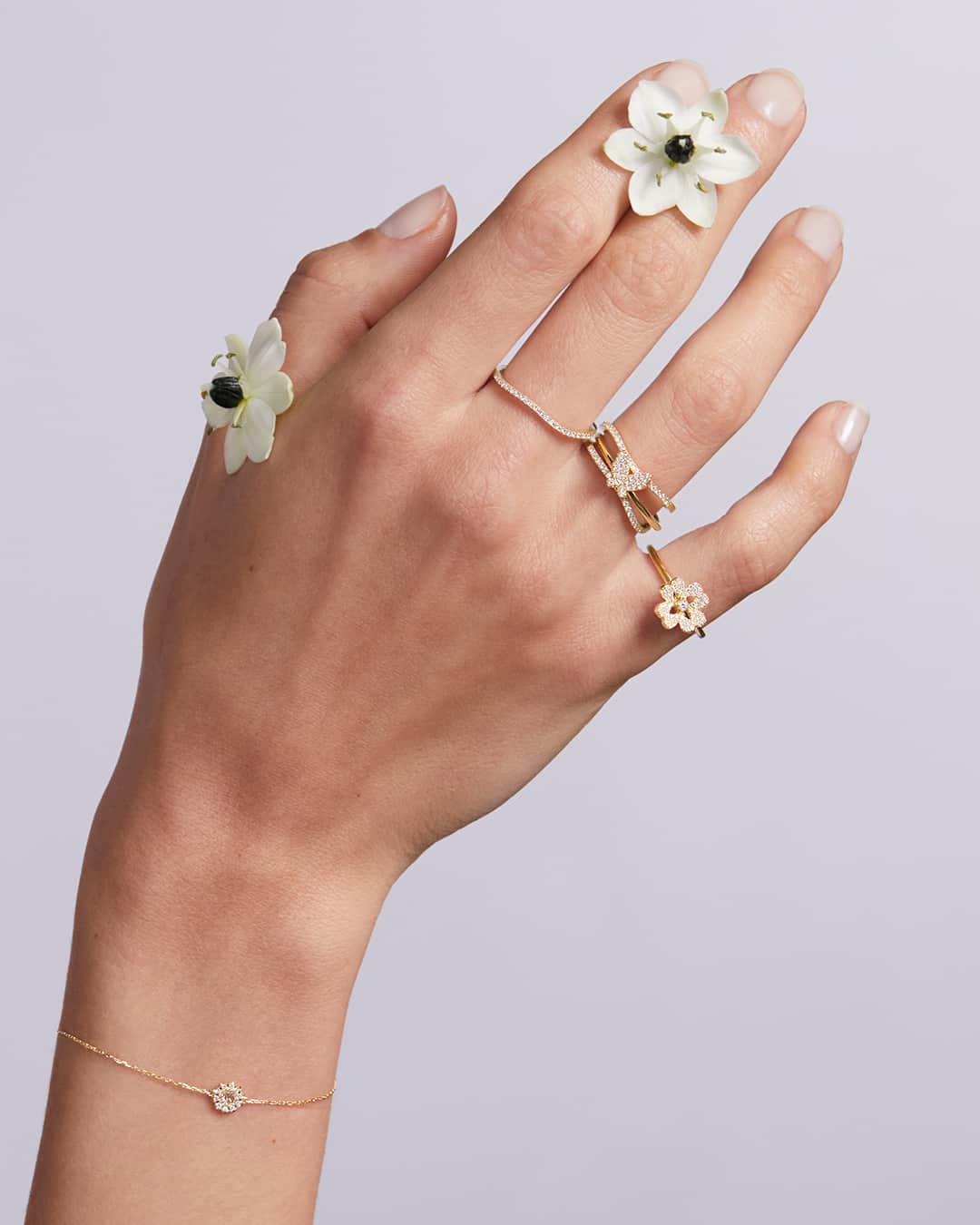 アーカーさんのインスタグラム写真 - (アーカーInstagram)「. 2023 Spring & Summer 「blooming / ブルーミング」 　 ダイヤモンドの煌めきをレイヤード。あなたらしいスタイリングを見つけて。 　 #AHKAH #jewelry #2023ss #ring #bracelet #present #アーカー #ジュエリー #リング #ブレスレット #プレゼント」4月5日 17時01分 - ahkah_official
