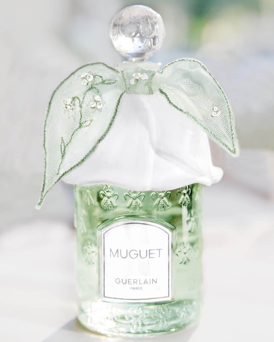 ゲランさんのインスタグラム写真 - (ゲランInstagram)「Embroidered with delicate sprigs of lily-of-the-valley, glinting like pearls of dew on each of the delicate leaves, Ateliers Vermont's exquisite tulle bow completes Muguet Millésime 2023. A lucky charm for springtime, only by Guerlain.​  #Guerlain #GuerlainParfumeur #ExceptionalPiece #Muguet #LilyOfTheValley @vermont.paris ​」4月7日 0時25分 - guerlain