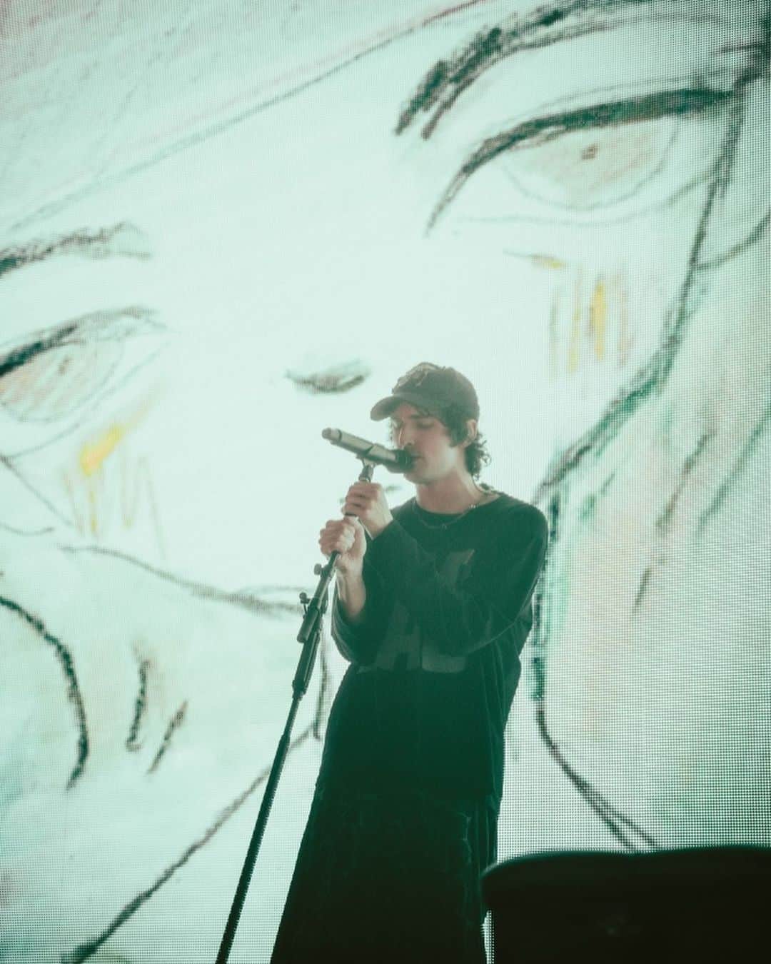 Block.fmさんのインスタグラム写真 - (Block.fmInstagram)「ライブレポート｜ポーター・ロビンソン、進化し続ける世界観を日本愛共に魅せてくれた極上の来日ツアー  @porterrobinson   ＊＊＊  ラスト、日本語での「ありがとうございました！」ポーターの声が高らかに響く。それに応えるように会場を埋め尽くすほどの観客からの大き過ぎるほどの声援がこの日のライブがどれだけ充実していたかを物語っていた。  実に5年ぶりとなる来日。しかもその時は別名義「ヴァーチャル・セルフ」での公演、さらにその前も盟友マデオンとのコラボレーション公演だったのでポーター単独名義でのライブは久しぶりだ。大の親日家としてプライベートでの来日もあったりでそこまでブランクが空いた実感はないが、デビュー以来止まる事を知らないサウンドの進化と彼のパフォーマンスを生で体感できるとあって、今回のツアーを心待ちにしていた人も多かったはず。それを裏付けるかのように豊洲ピットでのライブチケットは完売。会場外の行列はもちろん、観客でいっぱいのフロアを見ただけで期待の高さを伺えた。  ＊＊＊  続きはプロフィール→Linkin.bioから👀  Text: @tjo_dj  Photo: @yaka_music」4月5日 17時02分 - blockfm