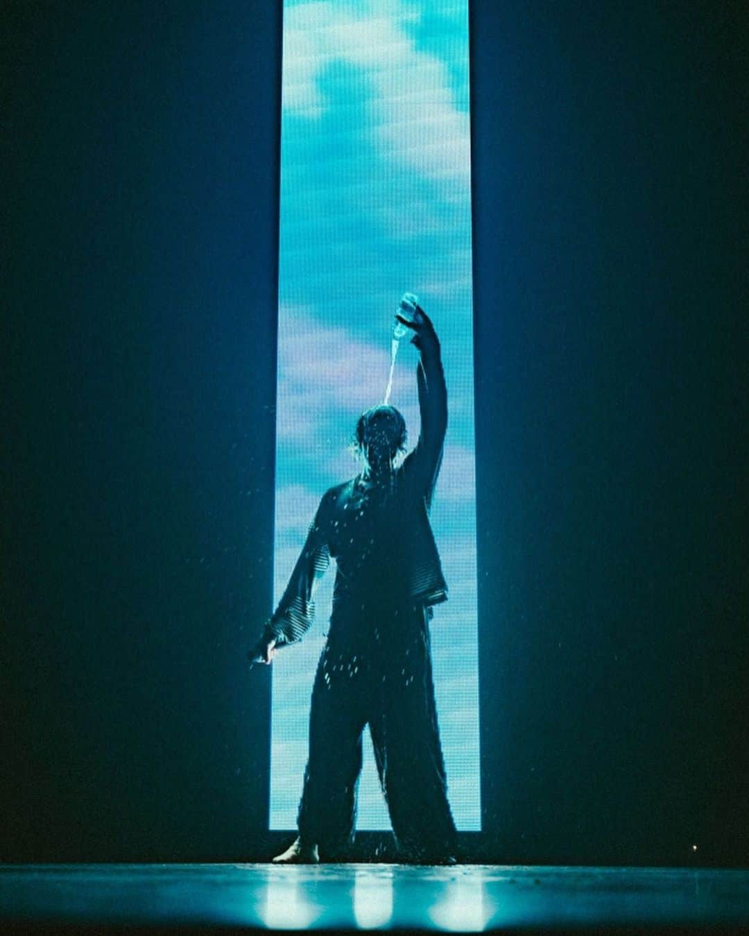 Block.fmさんのインスタグラム写真 - (Block.fmInstagram)「ライブレポート｜ポーター・ロビンソン、進化し続ける世界観を日本愛共に魅せてくれた極上の来日ツアー  @porterrobinson   ＊＊＊  ラスト、日本語での「ありがとうございました！」ポーターの声が高らかに響く。それに応えるように会場を埋め尽くすほどの観客からの大き過ぎるほどの声援がこの日のライブがどれだけ充実していたかを物語っていた。  実に5年ぶりとなる来日。しかもその時は別名義「ヴァーチャル・セルフ」での公演、さらにその前も盟友マデオンとのコラボレーション公演だったのでポーター単独名義でのライブは久しぶりだ。大の親日家としてプライベートでの来日もあったりでそこまでブランクが空いた実感はないが、デビュー以来止まる事を知らないサウンドの進化と彼のパフォーマンスを生で体感できるとあって、今回のツアーを心待ちにしていた人も多かったはず。それを裏付けるかのように豊洲ピットでのライブチケットは完売。会場外の行列はもちろん、観客でいっぱいのフロアを見ただけで期待の高さを伺えた。  ＊＊＊  続きはプロフィール→Linkin.bioから👀  Text: @tjo_dj  Photo: @yaka_music」4月5日 17時02分 - blockfm