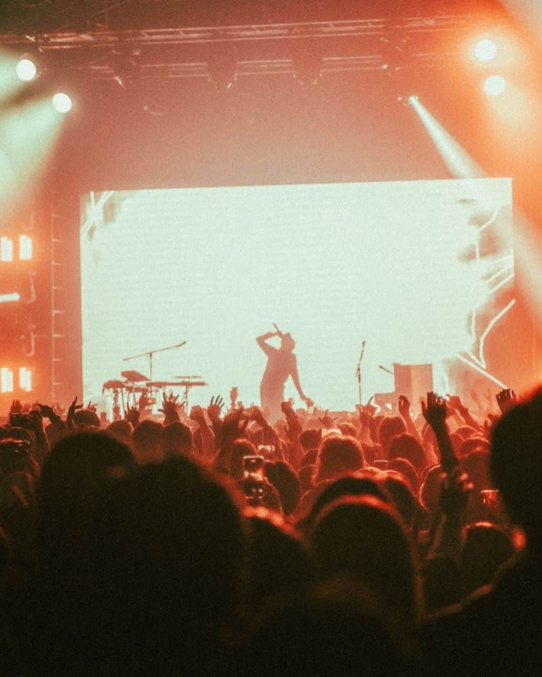 Block.fmさんのインスタグラム写真 - (Block.fmInstagram)「ライブレポート｜ポーター・ロビンソン、進化し続ける世界観を日本愛共に魅せてくれた極上の来日ツアー  @porterrobinson   ＊＊＊  ラスト、日本語での「ありがとうございました！」ポーターの声が高らかに響く。それに応えるように会場を埋め尽くすほどの観客からの大き過ぎるほどの声援がこの日のライブがどれだけ充実していたかを物語っていた。  実に5年ぶりとなる来日。しかもその時は別名義「ヴァーチャル・セルフ」での公演、さらにその前も盟友マデオンとのコラボレーション公演だったのでポーター単独名義でのライブは久しぶりだ。大の親日家としてプライベートでの来日もあったりでそこまでブランクが空いた実感はないが、デビュー以来止まる事を知らないサウンドの進化と彼のパフォーマンスを生で体感できるとあって、今回のツアーを心待ちにしていた人も多かったはず。それを裏付けるかのように豊洲ピットでのライブチケットは完売。会場外の行列はもちろん、観客でいっぱいのフロアを見ただけで期待の高さを伺えた。  ＊＊＊  続きはプロフィール→Linkin.bioから👀  Text: @tjo_dj  Photo: @yaka_music」4月5日 17時02分 - blockfm