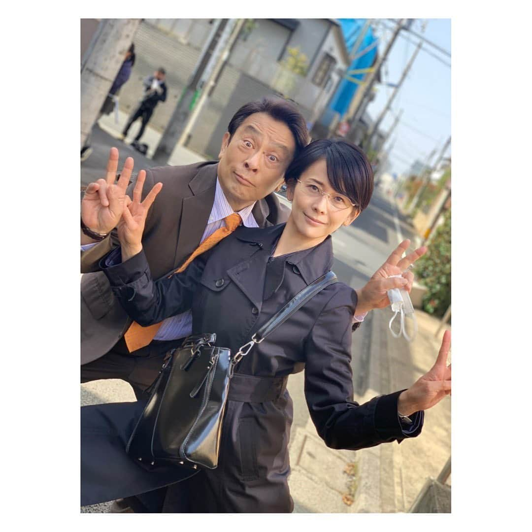 陽月華さんのインスタグラム写真 - (陽月華Instagram)「☆  『警視庁・捜査一課長 2023スペシャル』  ご覧いただきましてありがとうごいました。  “ギャル”のおはなしでしたね。  参考資料に現場にあった雑誌egg(最新版)を読んで度肝を抜かれました。  時代は巡り、そして時代と共に進化する。  やりたいことを表現する姿は 強く、かっこよく、その刹那が眩しい。  ギャル文化が華やかかりし90年代JKだった私は、短いスカートを見て冷える冷えるを連呼していた母の気持ちがすっかりわかるように成長を遂げていました。  おはなしにちなみ ギャルピースなるものに挑戦してみて気づく。 ギャルピース→ちょーだいと手を差し出すようにピースをします。 なかなかスジがキツいわけで。 ヤングの柔軟さがないと自然とこのポーズは生まれないわけで。  ギャルポーズって だいたいのポーズが関節を駆使するよね。  たまにギャルピースをして 己の肉体に問うてみたいと思います。  ドラマ『警視庁・捜査一課長』 またみなさまにお会いできることを願って…  ありがとうございました！  ＊＊＊＊＊＊＊＊  JKの頃はインスタントカメラやらプリクラやらやたらと撮っていたのに、すっかり自分の写真は撮らなくなり、カメラロールには犬か花の写真ばかり。 そんなか唯一撮っていた一課長の現場での写真です。  ① 日差しで絶妙な顔の小山田管理官#金田明夫 さんとわたし。 自然に出るピースはやっぱりノーマルピースな井上さん#菊池隆志 さんと天笠さん#鈴木裕樹 さん。  ② もはやどんなポーズが正解かわからなくなったわたしにお付き合いくださる金田さん。  お納めください。  #警視庁捜査一課長2023スペシャル #警視庁捜査一課長 #捜査一課長 #ドラマ #テレビ朝日#テレ朝 #東映」4月5日 17時02分 - hizukihana_official