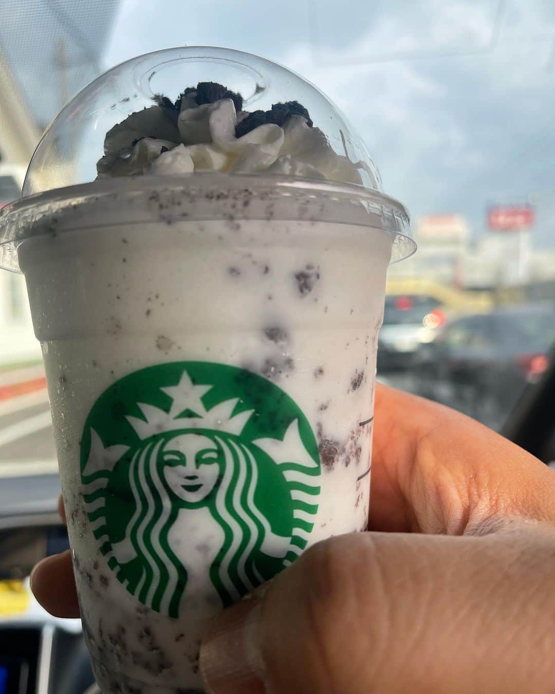 のインスタグラム：「新作のスヌーピー バニラ クリーム フラペチーノ with クラッシュクッキーを飲む。 甘くてイイ！ 悩みは最近痩せない事です。。  おすすめ度80  #starbucks  #フラペチーノ」