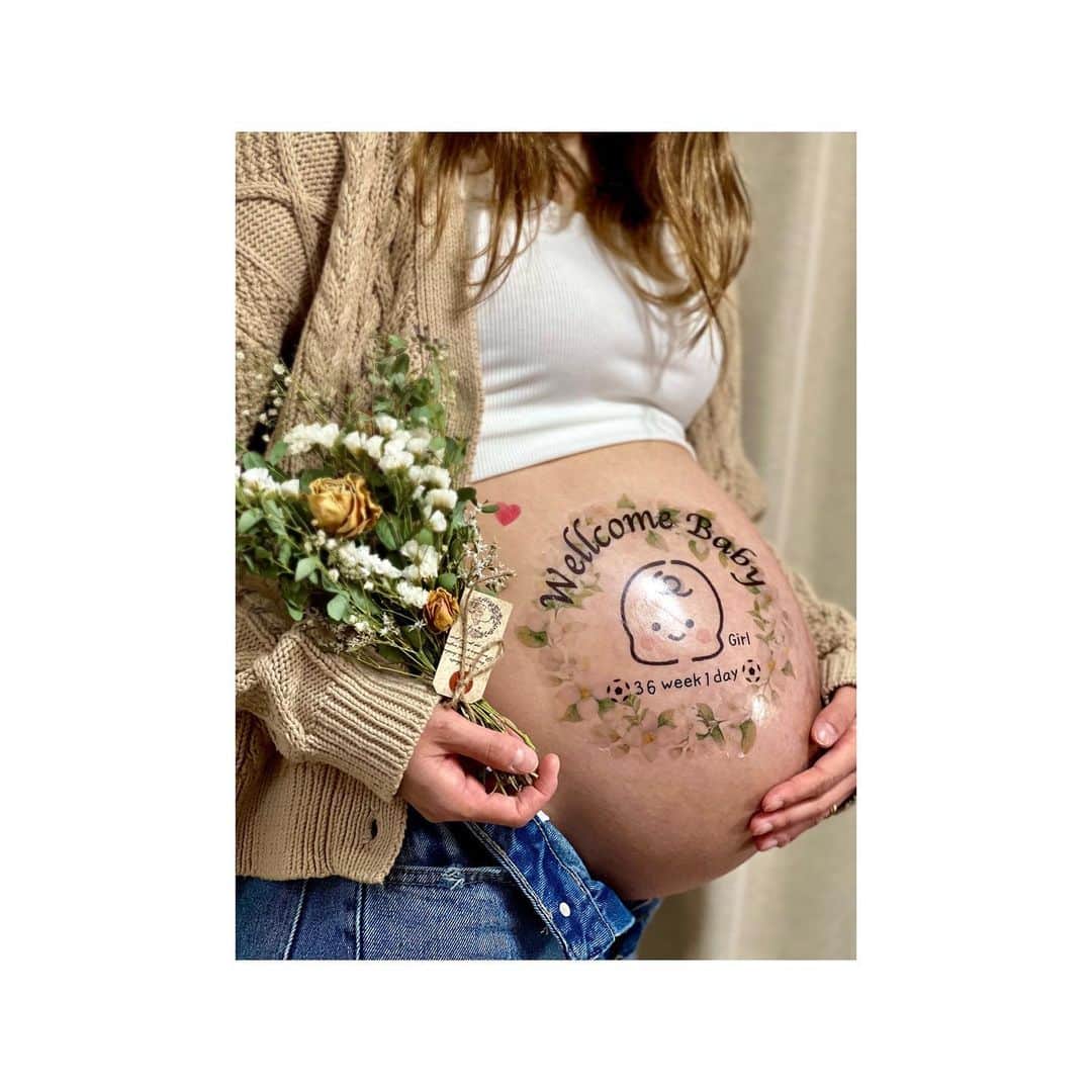 八坂芽依さんのインスタグラム写真 - (八坂芽依Instagram)「📷: maternity photo ⏰: 36w 1days ✍️: @hanelm_  様 .  マタニティペイントシール present していただきました♡♡ @hanelm_ 様ありがとうございます‼︎ 選ばせてもらったデザインは 柚の花💛×ジャスミン🤍×⚽️ とっても可愛い〜🫶🏽  #マタニティフォト#マタニティ #マタニティペイントシール #夫婦の時間 #セルフマタニティフォト#妊娟記録#プレママ ＃初マ夕」4月5日 17時06分 - yasakamei_28