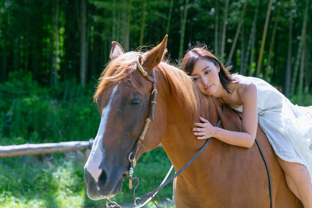 東美樹さんのインスタグラム写真 - (東美樹Instagram)「公式ページの撮影をした当時。  乗馬というものがさっぱりわからず 自分本位な乗り方をしてました👶🏻🐴  上手く生きようとしないで 呼吸を整えて、自分が心地の良いリズムで生きる  そんな感じで  上手く乗ろうとするのではなく 馬と一緒に呼吸を整えていく🍃💓  しばらく練習お休みしてるからこそ 気づけた事や力の抜き方がわかった気がする  考えや何かに行き詰まったら たまには一旦離れてみるのもいいかも。  執着からの解放って大切🍃🙏🏼✨  Everything happens for a reason and I truly believe in that🦋✨  #selflove #生きてるだけで丸儲け #生き方 #こころとからだを整える #Japanesemodel #asianmodel #horselove」4月5日 17時06分 - mikko.36___