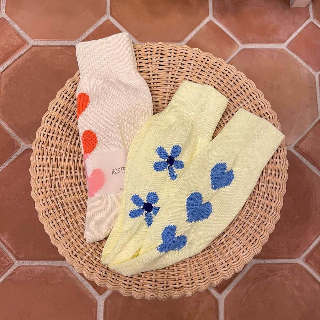 ビームス金沢のインスタグラム：「New arrival 🌼 《BEAMS BOY》  □ROSTERSOX / Flower & Heart SOX (13-43-0039-412)¥2,200-  @rostersox  #rostersox   －－－－－－－－－－－－－－－－  🍒 商品のお問い合わせについて  電話またはダイレクトメッセージ(DM)でも受け承っております！お気軽にお問い合わせ下さいませ♬  ※営業時間内での返答となりますので お時間がかかる可能性もございます。  🍒 代引き、web決済について  【税込 20,000円以上】お買い上げのお客様は、 送料、手数料をサービスさせて頂いております。  ご希望のお客さまはお電話又はDMにてお問い合わせください☎︎  －－－－－－－－－－－－－－－－  🌐staff styling、Blog🌐 TOP URLからご覧ください🛩 店舗followも宜しくお願いします♬  #beams #beams_kanazawa #kanazawa #beamst #beamsf #brillaperilgusto #beamsstaffstyling #beamsplus #beamswomen #demiluxebeams #raybeams #beamsboy #beamslights #ootd #fashion #ishikawa #japan #ビームス #金沢 #ビームス金沢」